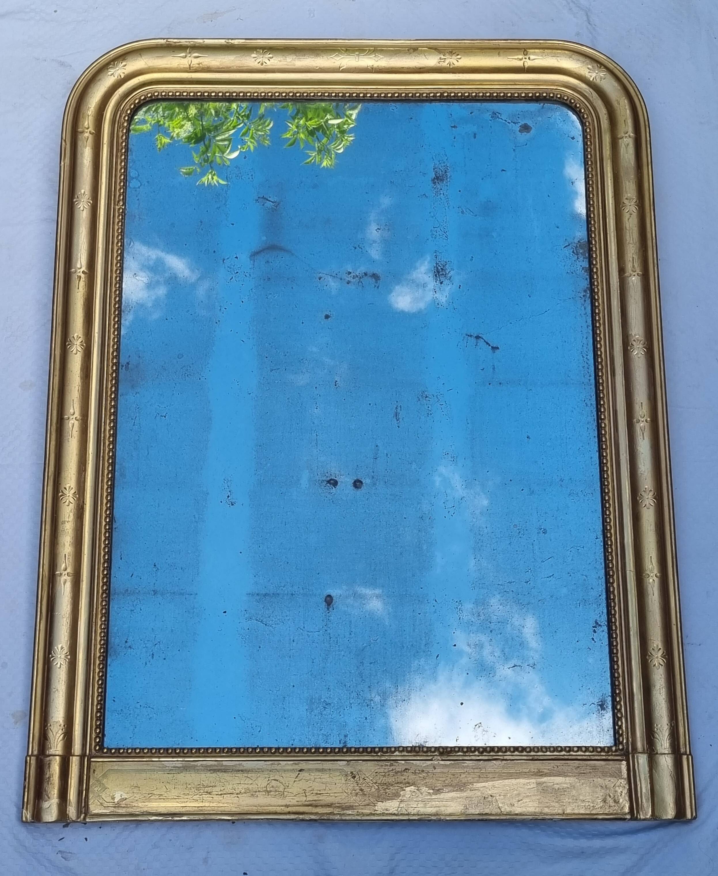Large gilded Louis-Philippe antique mirror from the 19th century with original glass, measuring 129 x 10 cm.
