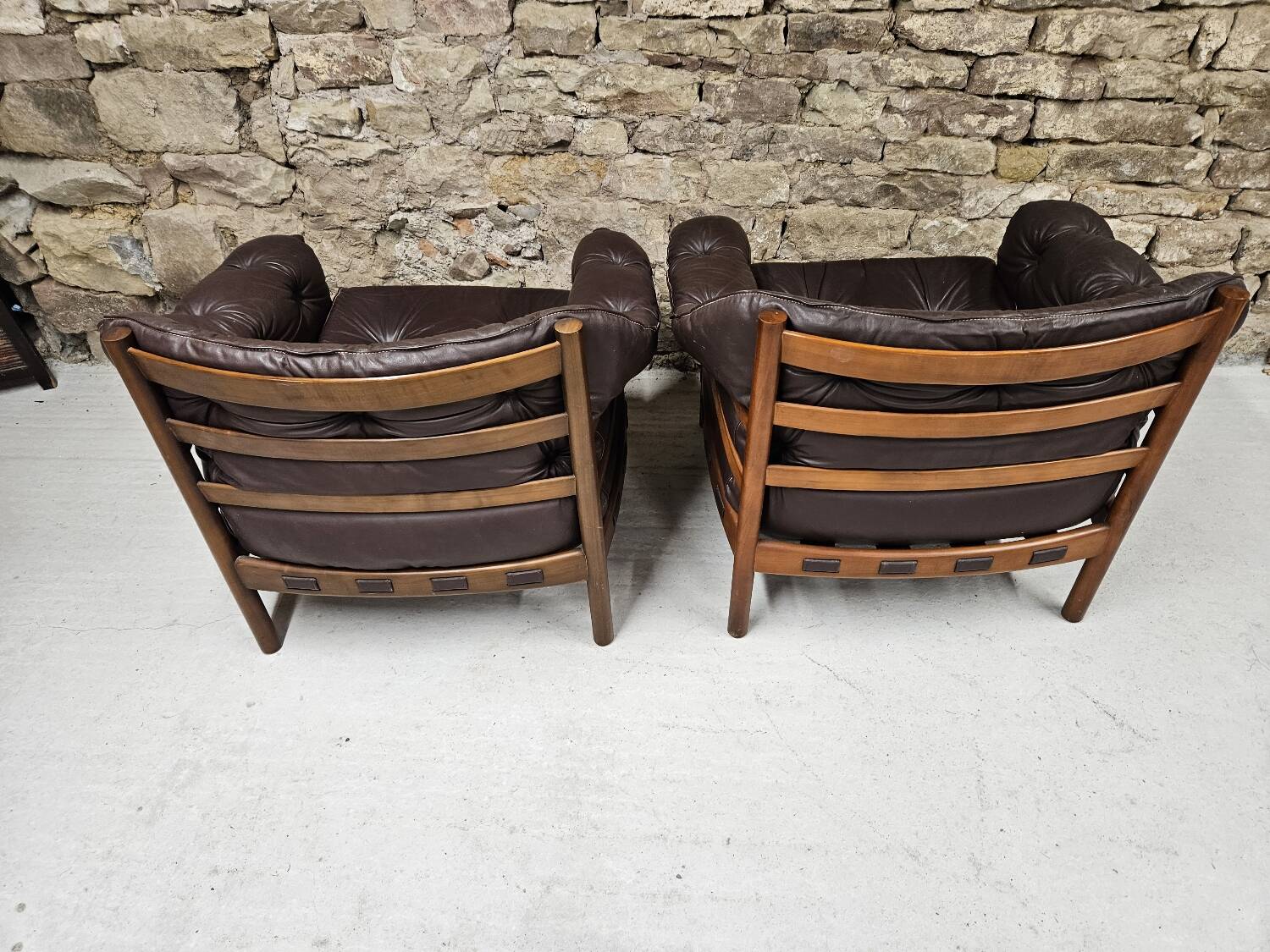Paire de fauteuil vintage cuir Coja Suède 1960"