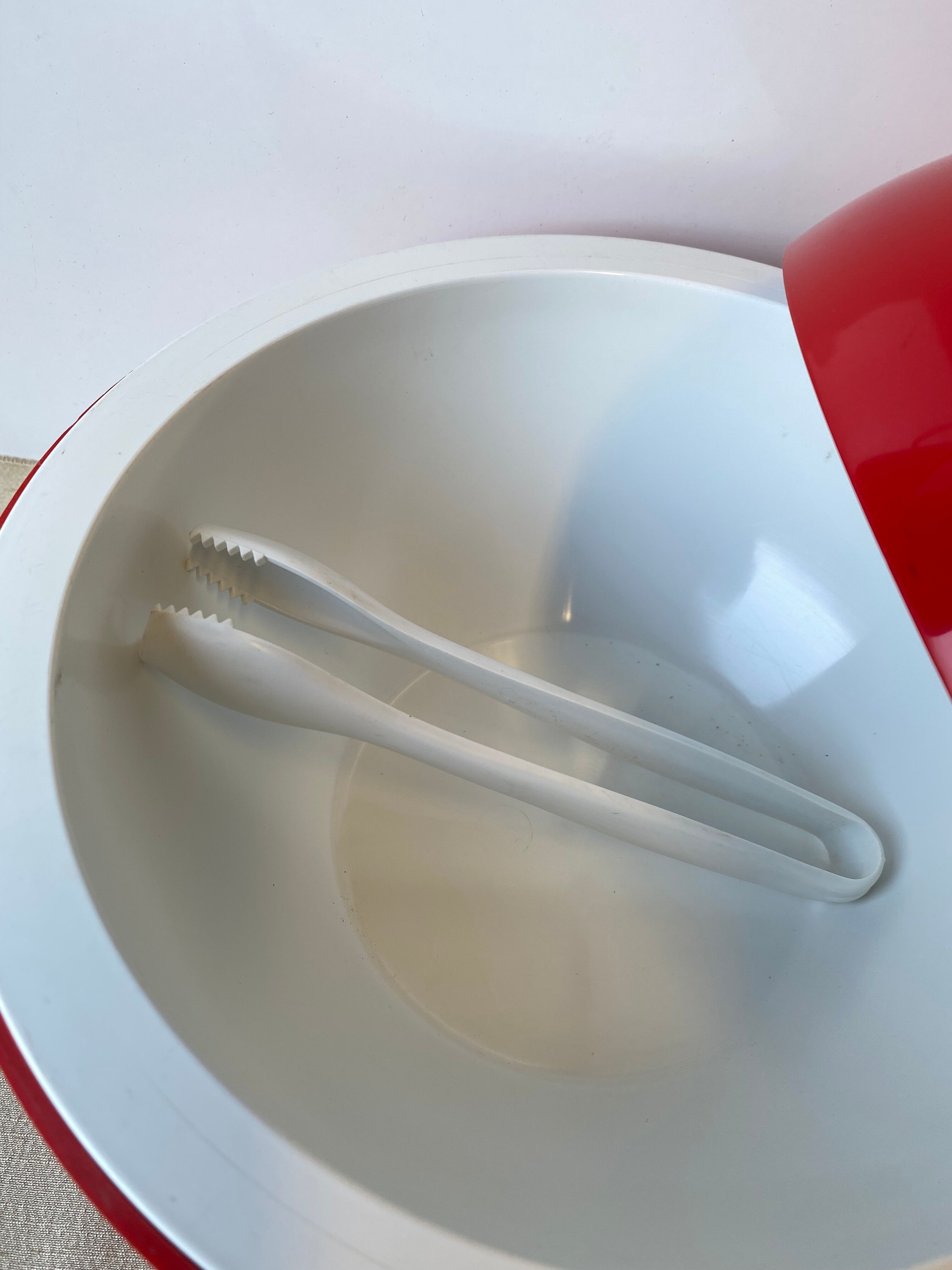 Bac à glaçons "boule de Bowling" plastique rouge design LAMOTTE  éditions GUILLOIS  Vintage 1970
