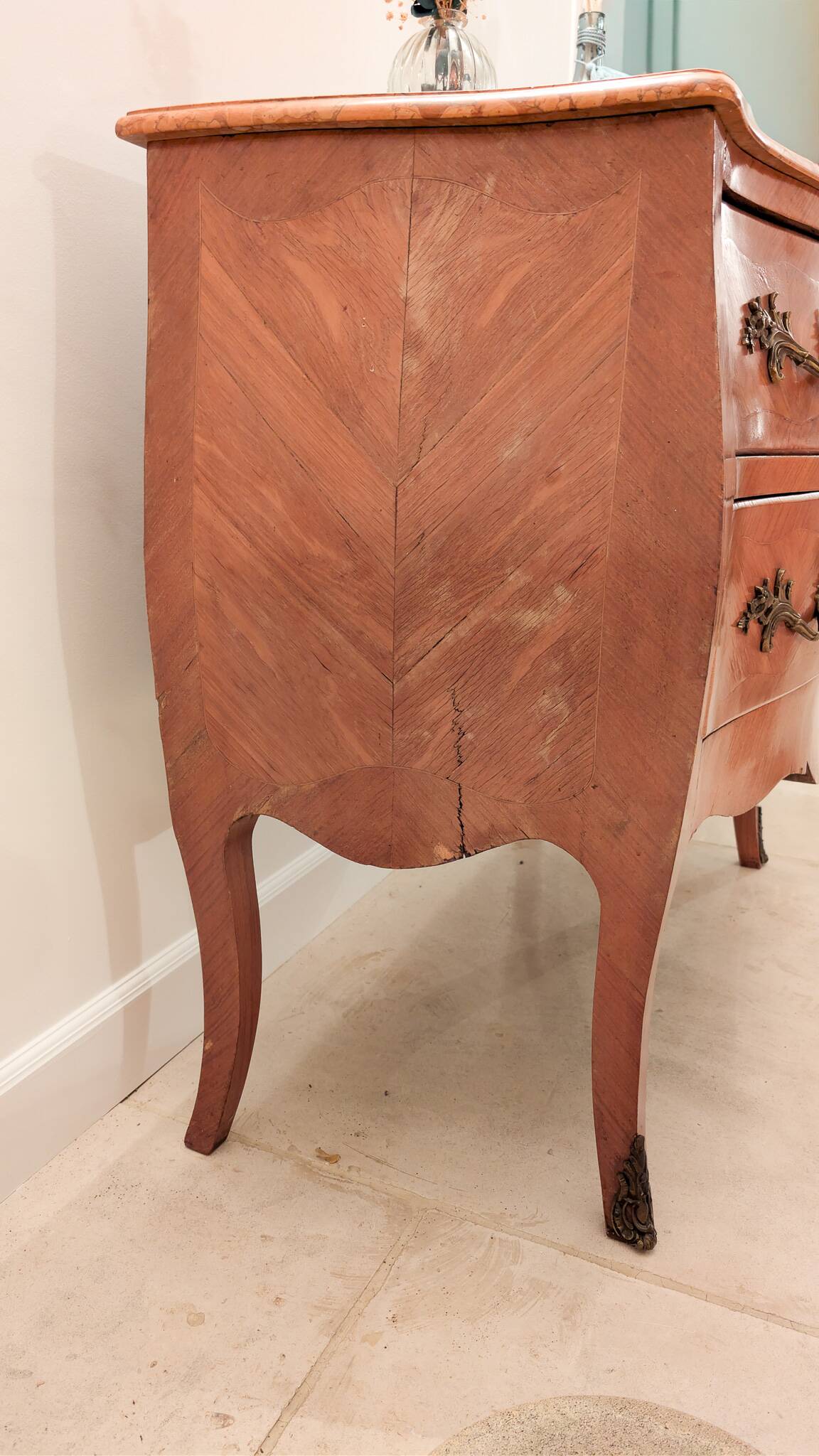 Commode style Louis XV à deux tiroirs avec tablier en marbre rose