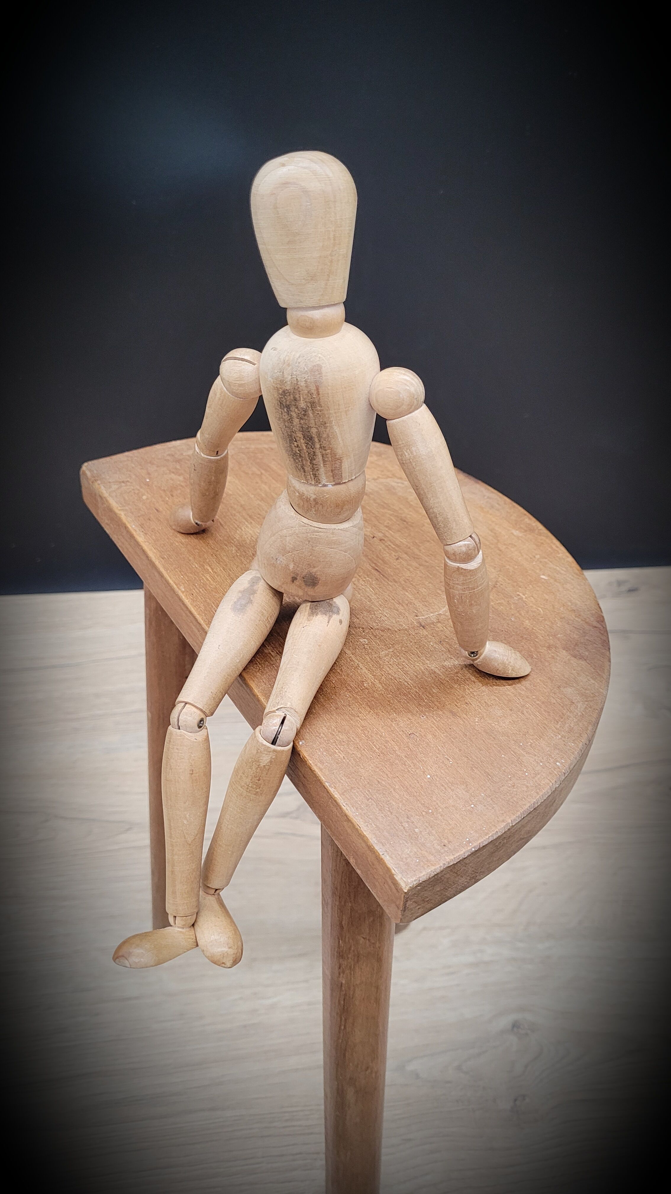 Tripod stool half moon light