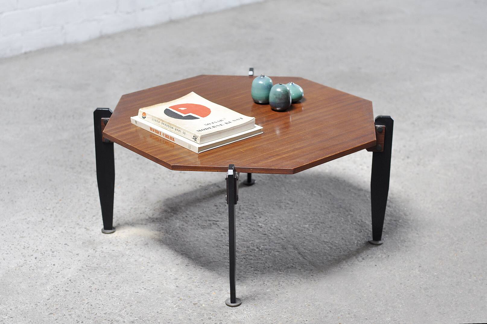 Table basse moderniste italienne en teck et métal laqué, années 1950