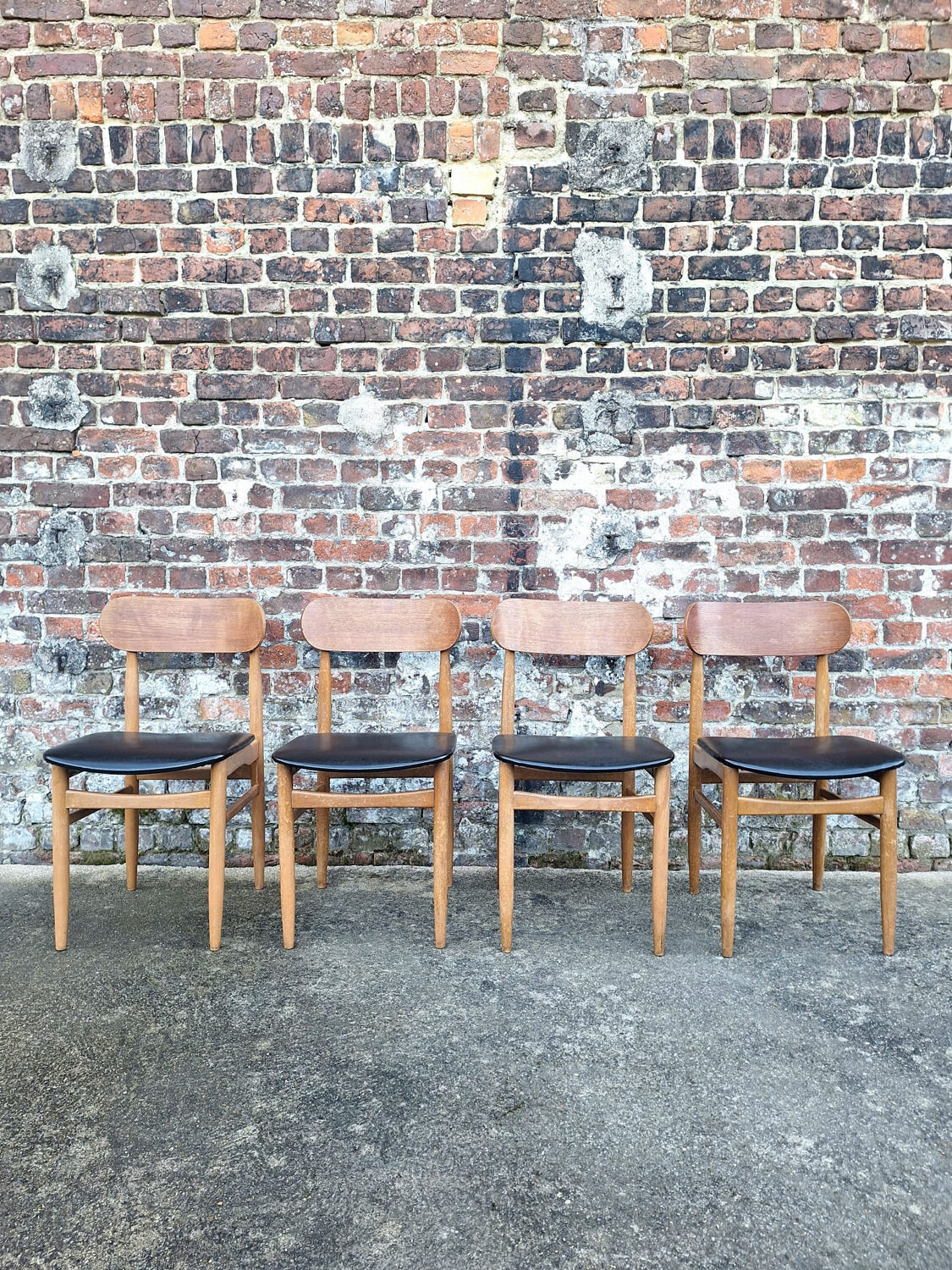 4 chaises en teck et skaï noir, Italie 1960