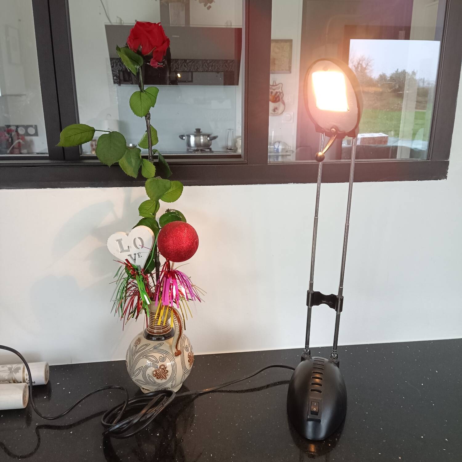 Black metal and brass table lamp