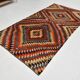 Tapis Kilim vintage géométrique rouge et vert