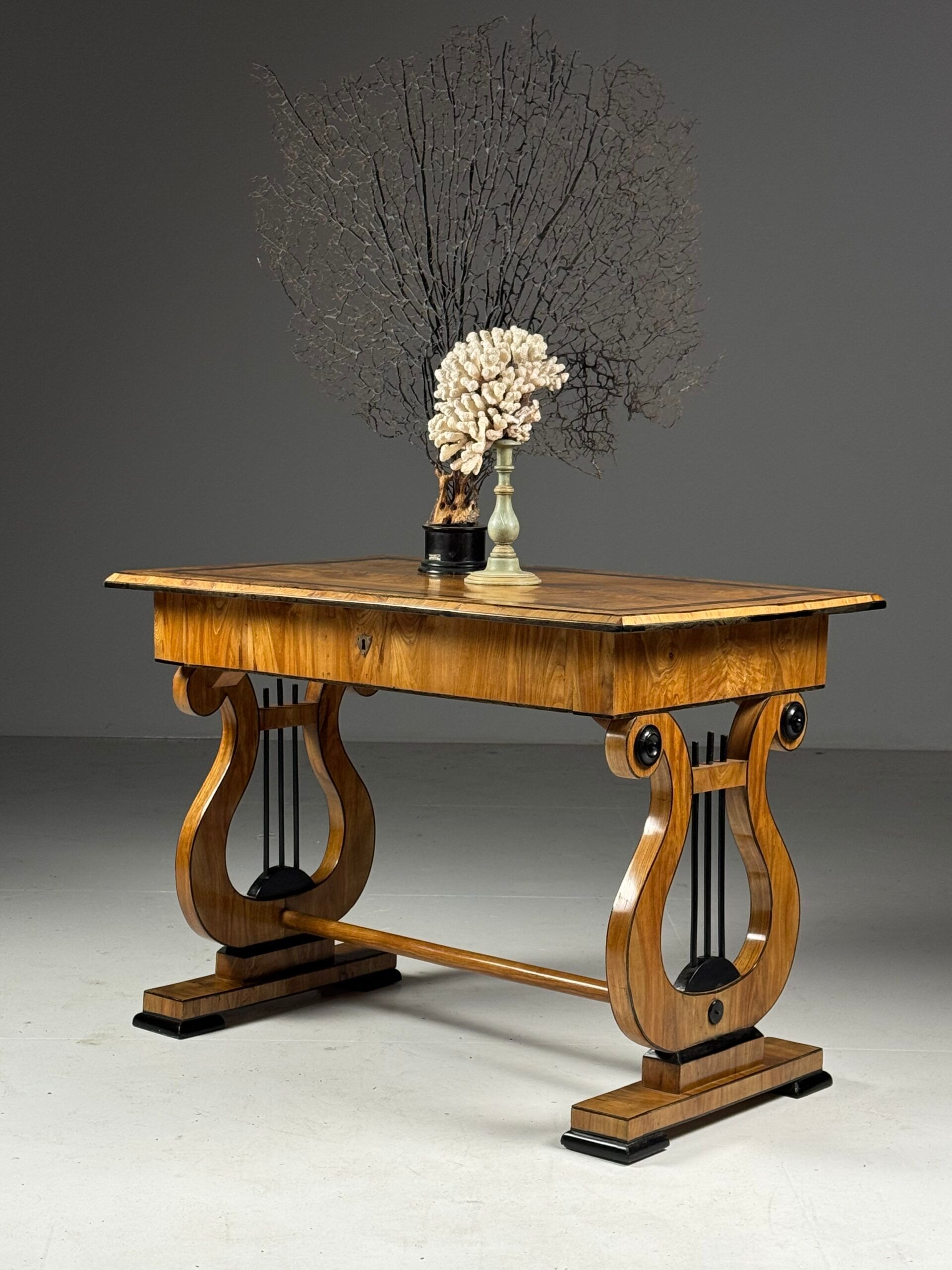 Bureau Biedermeier, table de centre