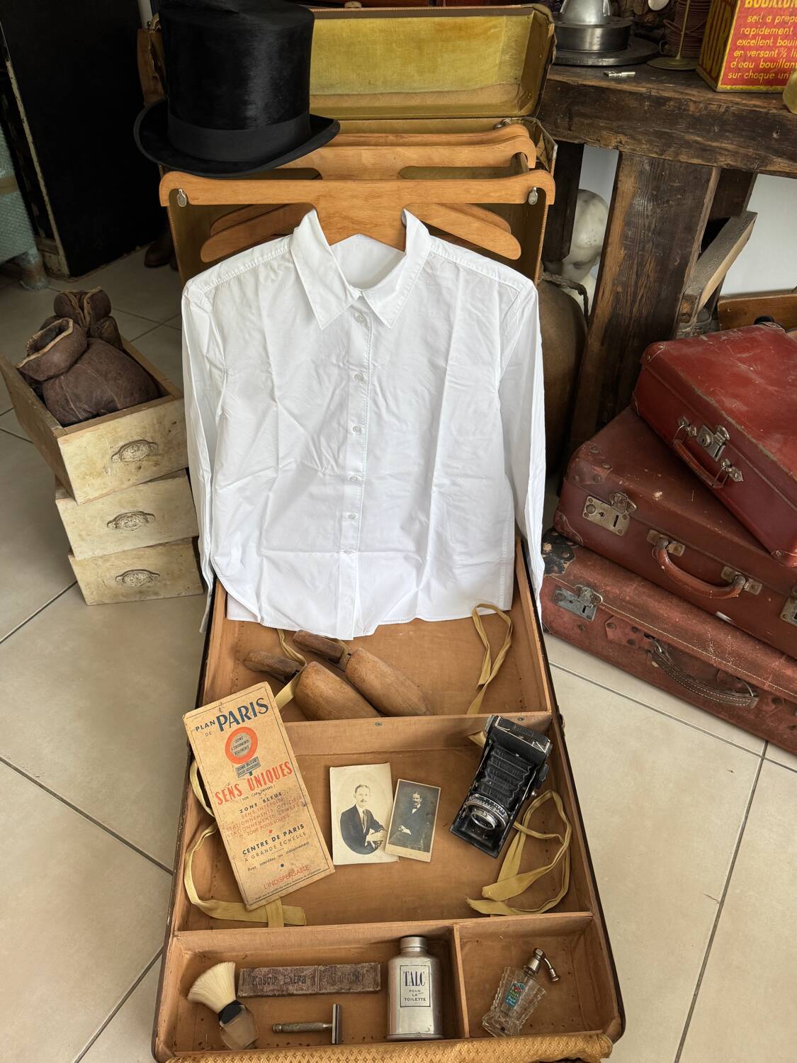 Vintage 50s cabin trunk with wooden hangers