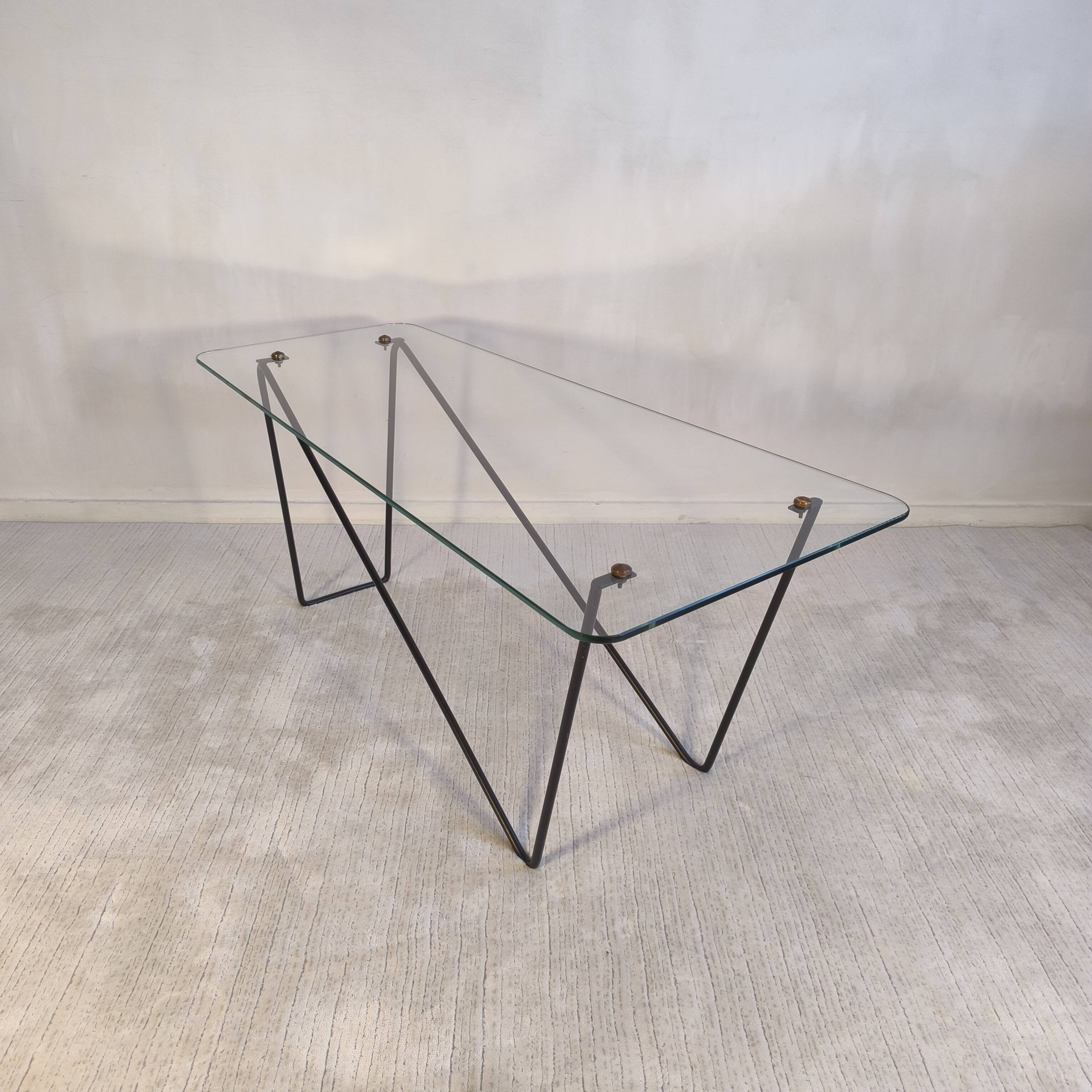 Superb asymmetrical coffee table AIRBORNE 1950s glass and lacquered metal.