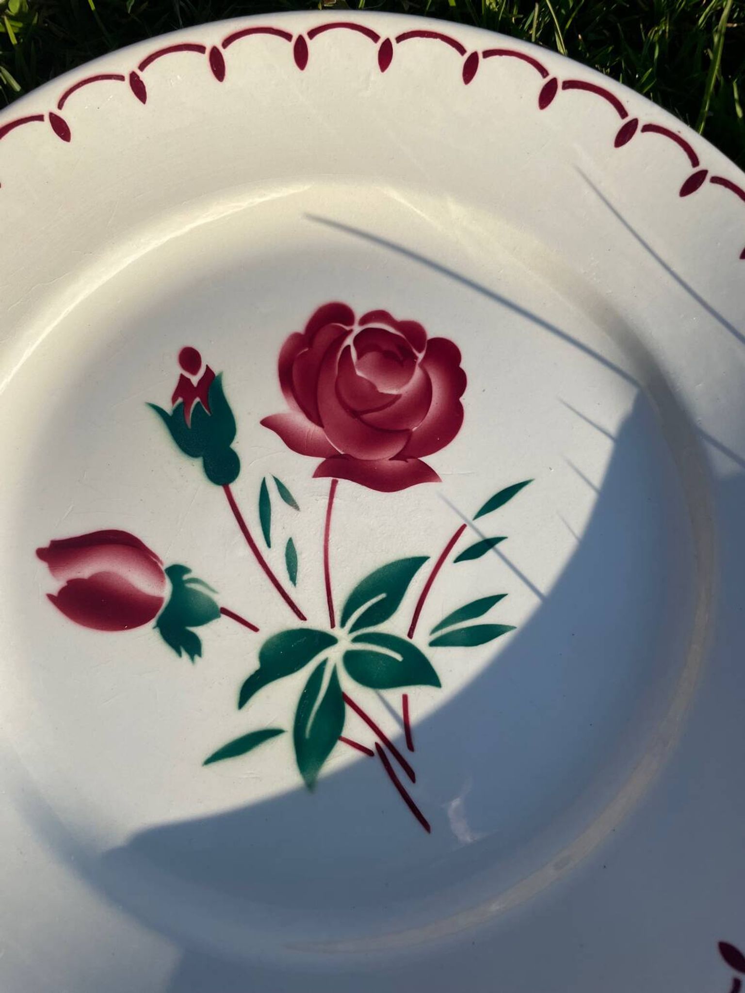 8 assiettes  plates vintage a décor de roses stylisées