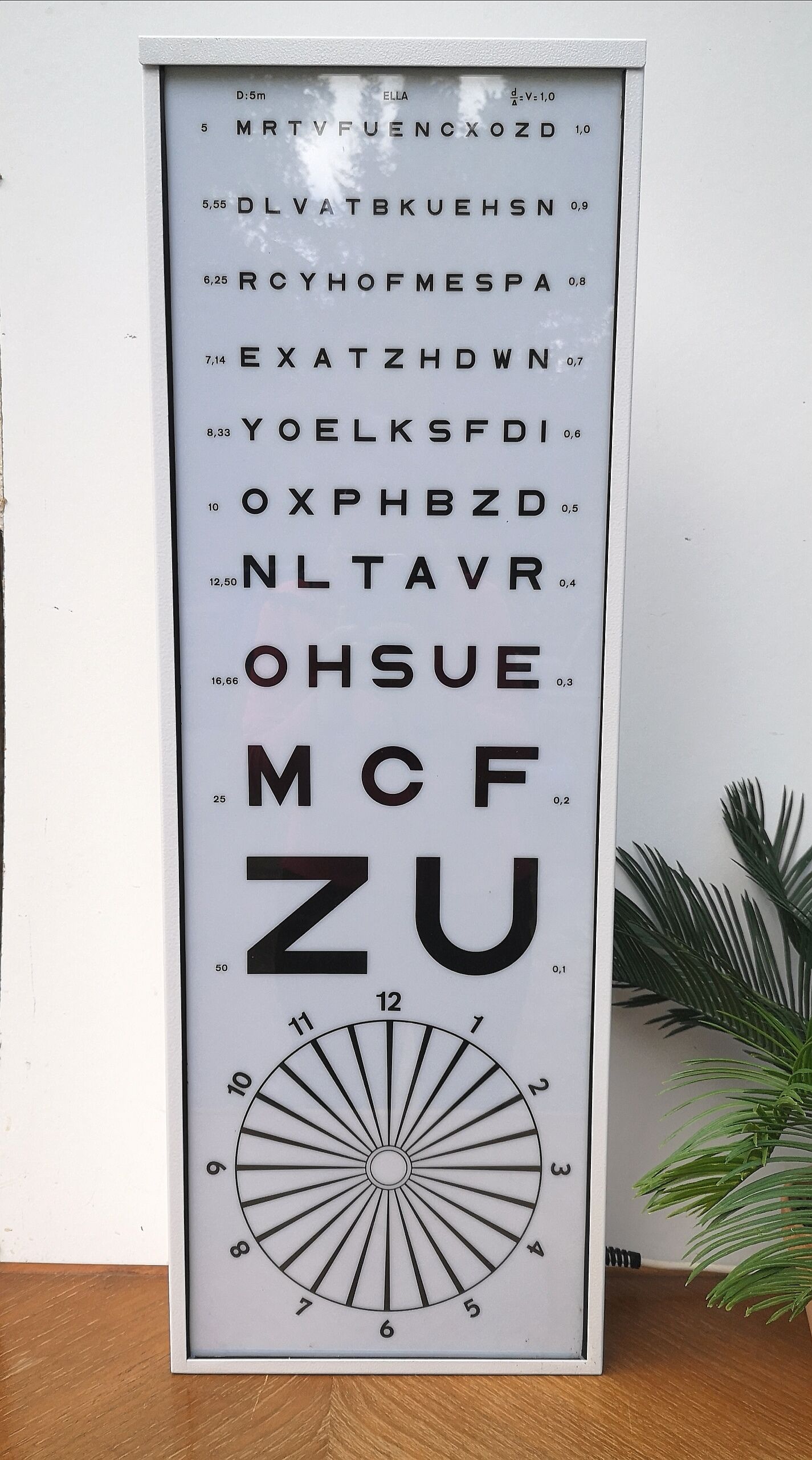 Bright optometric scale
