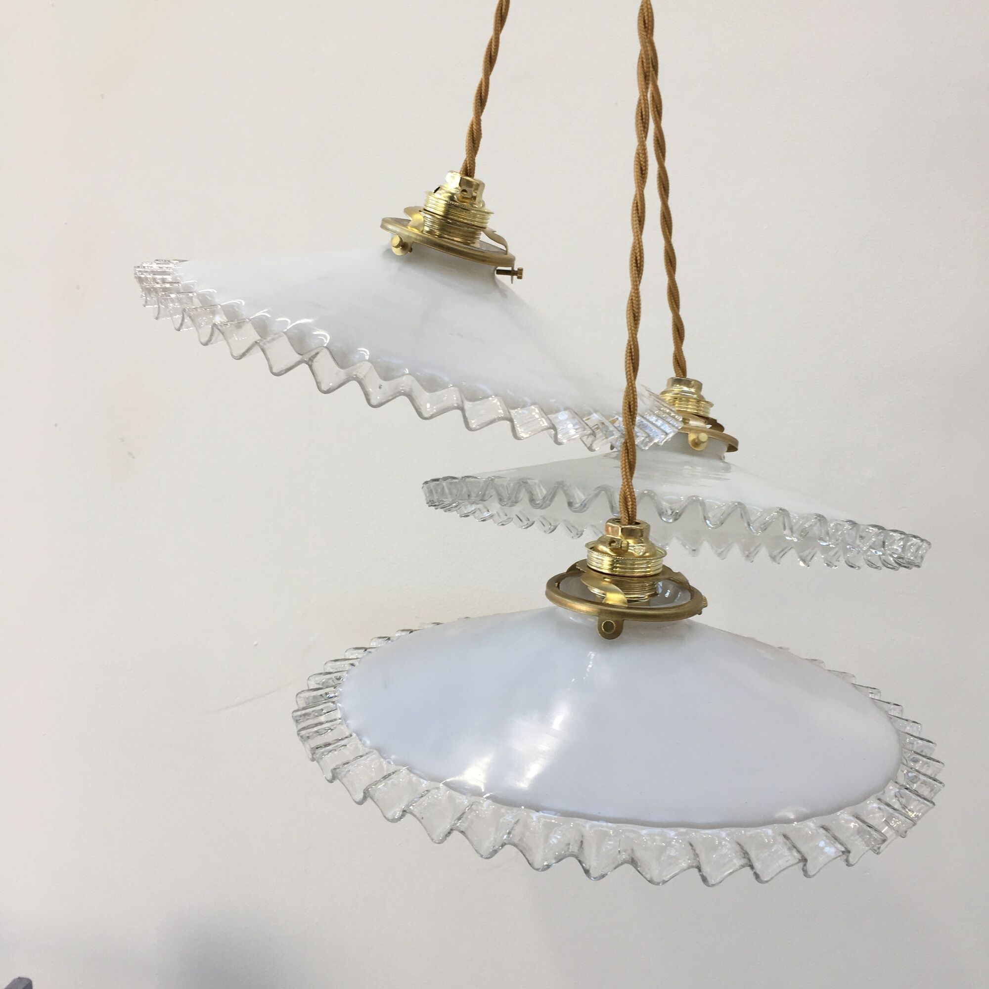 Trio de suspensions en opaline blanche et bords dentelés transparents