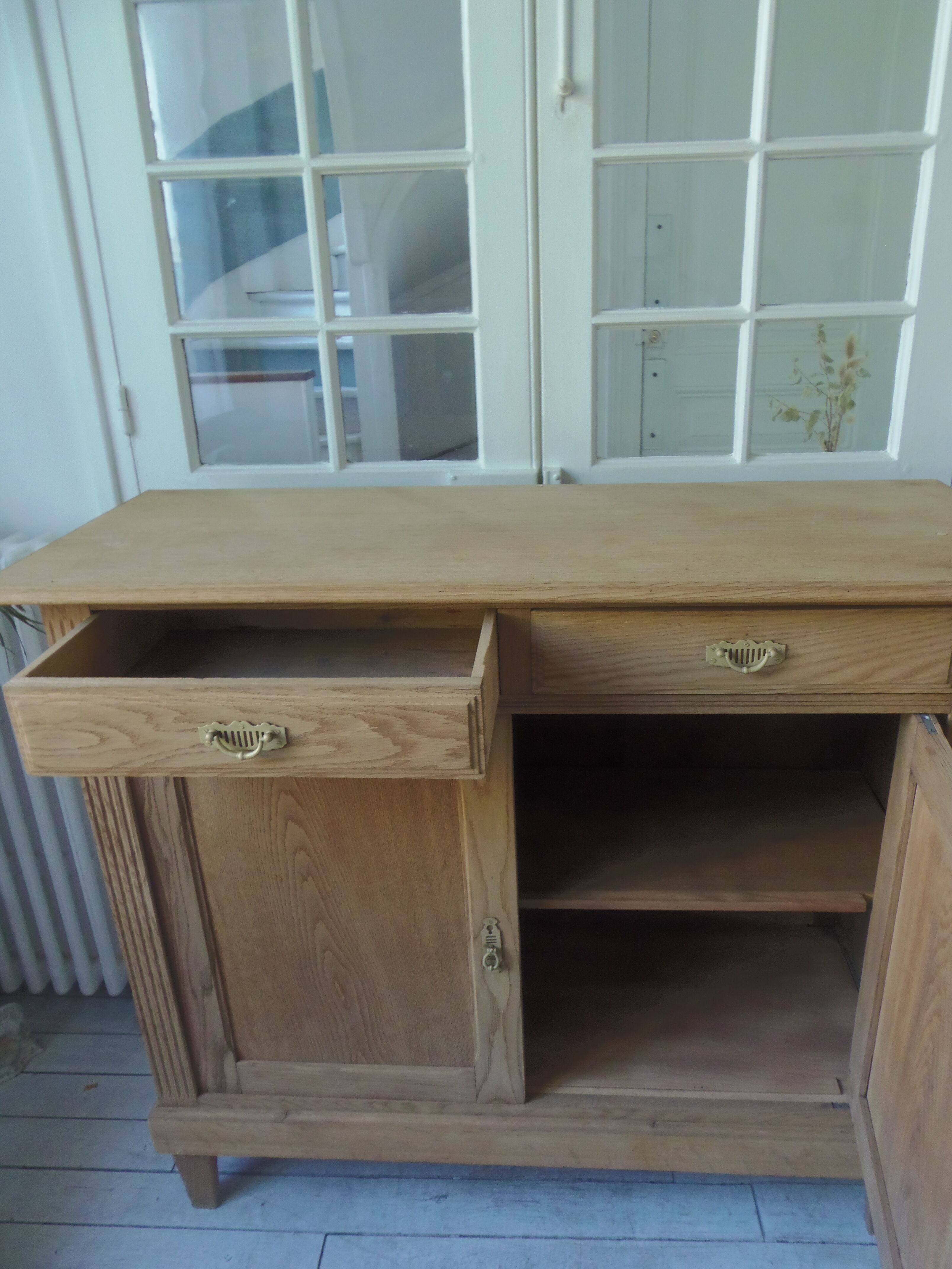 Vintage oak sideboard, 2 drawers, 2 doors, 1 shelf.