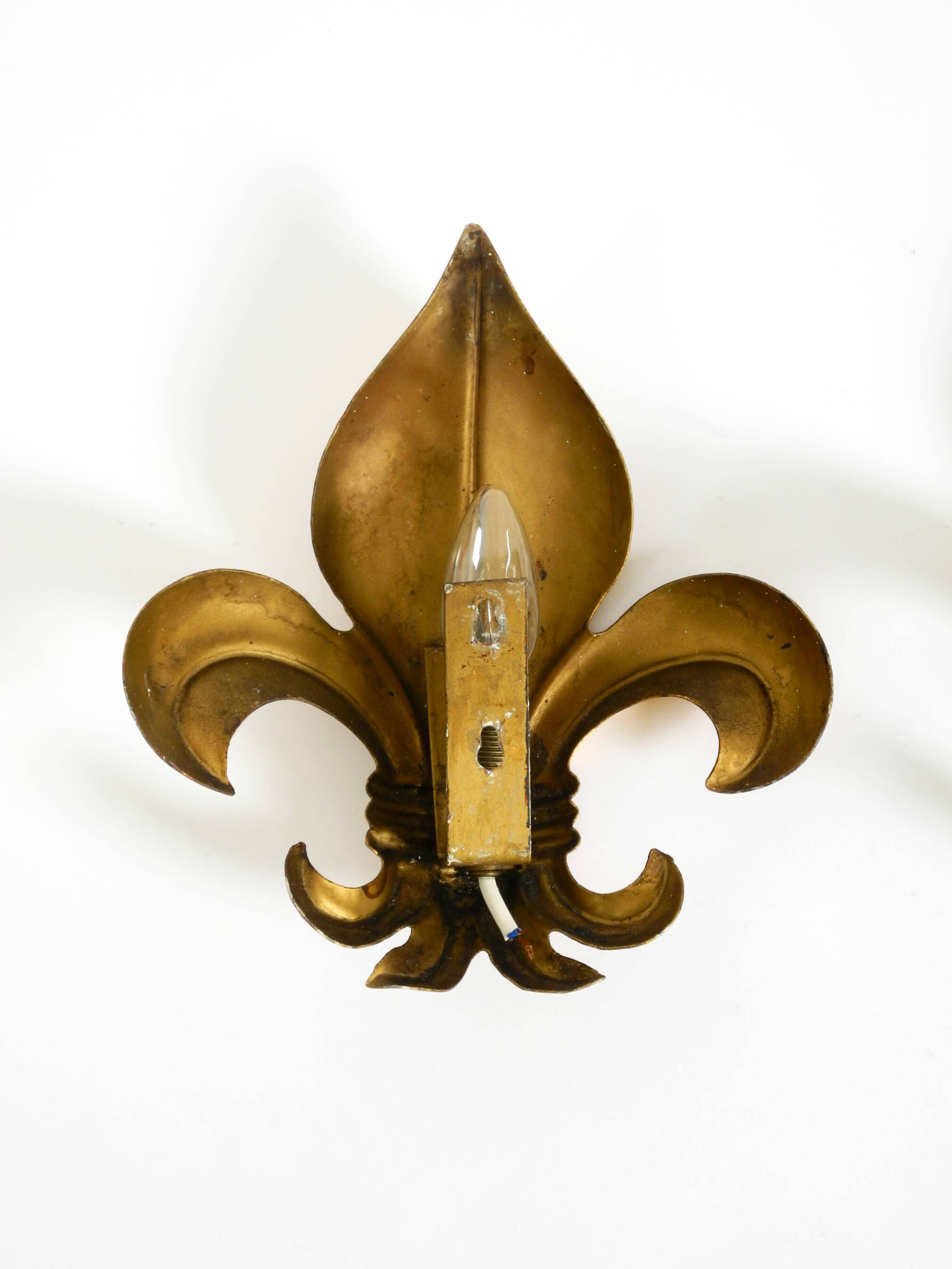 Une paire de grandes appliques murales en métal doré Fleur-de-Lis des années 1970 par Hans Kögl.
