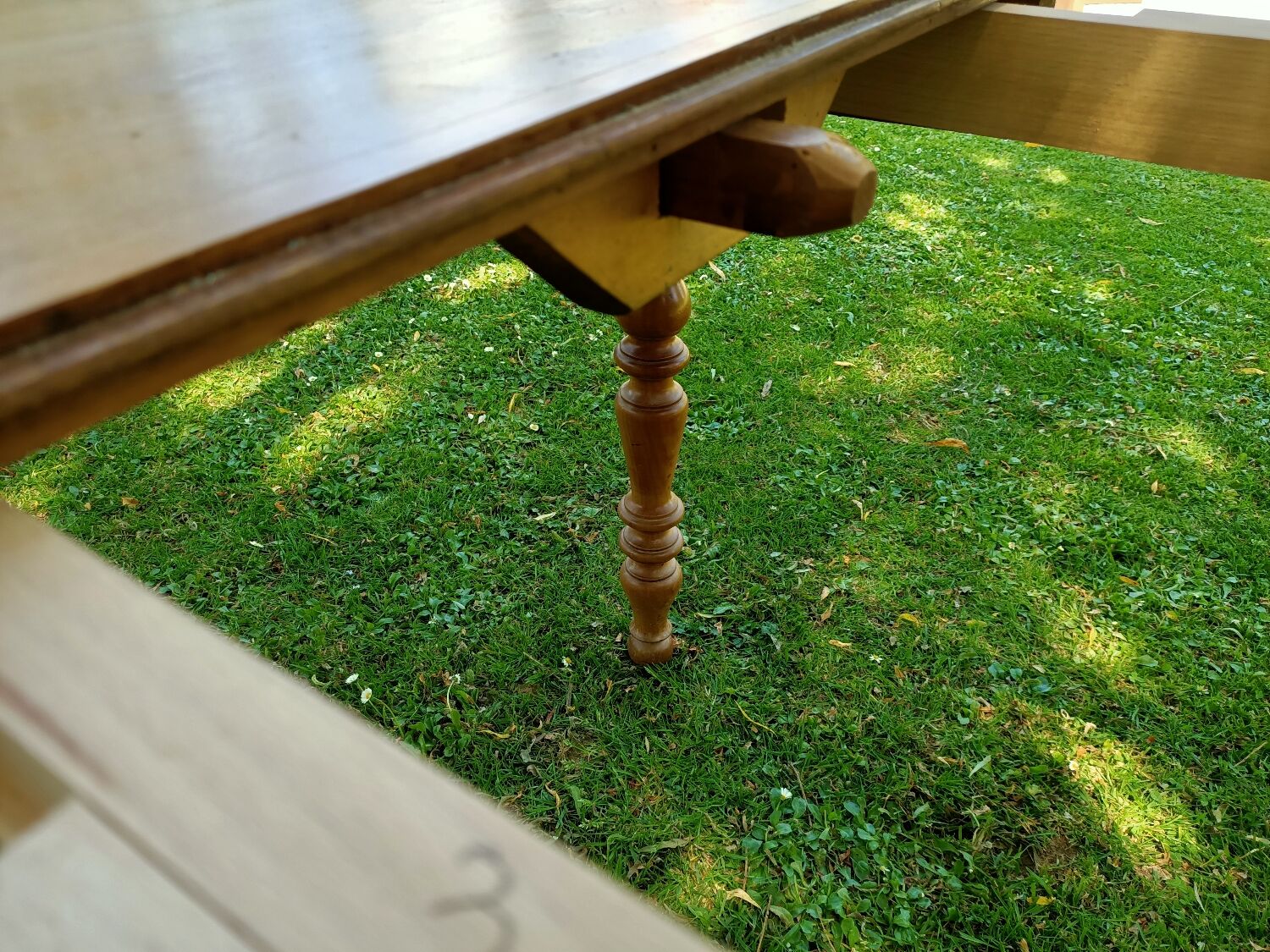 Extendable dining table
