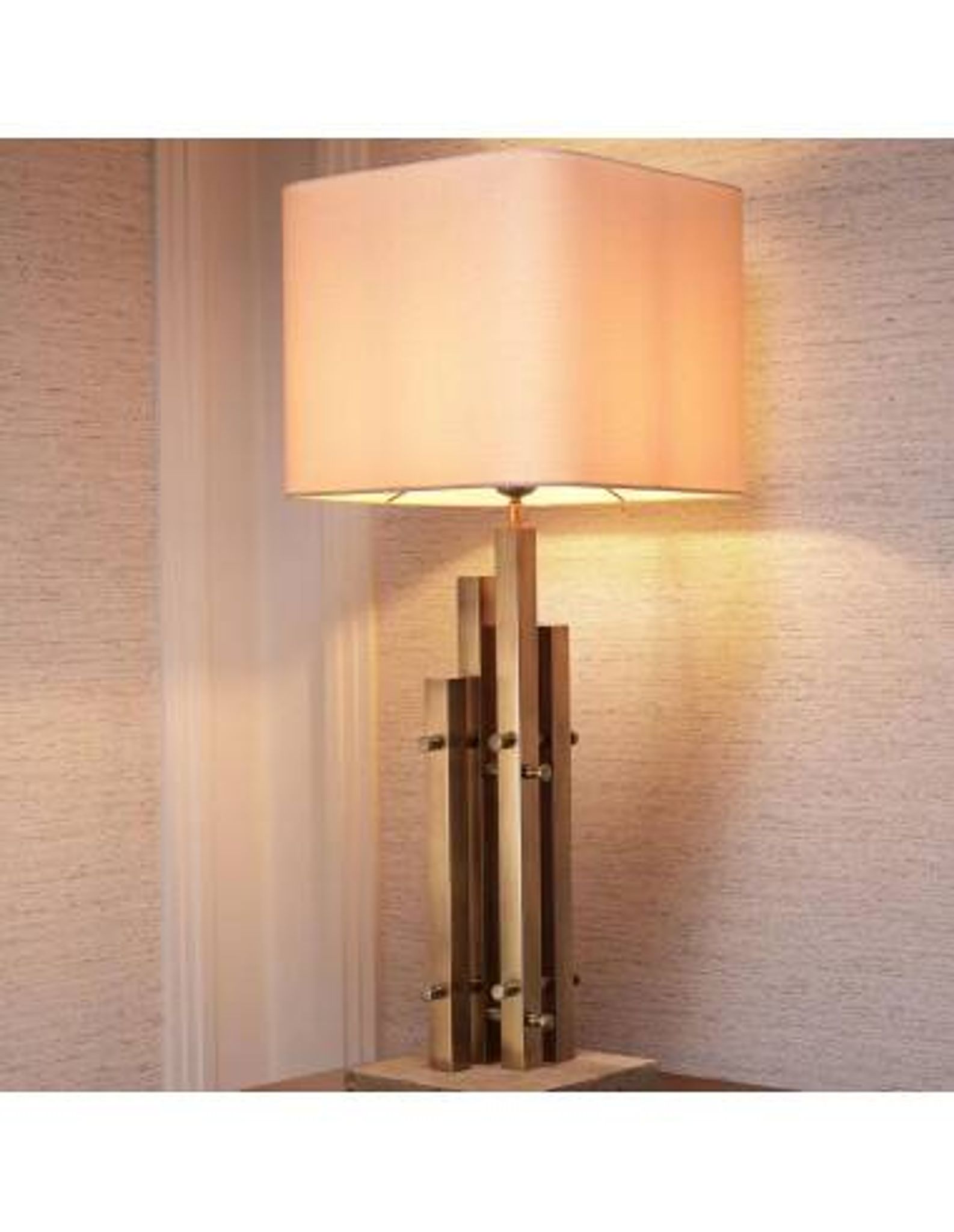 Paire de lampes de table modernes, finition laiton vintage, base en travertin.