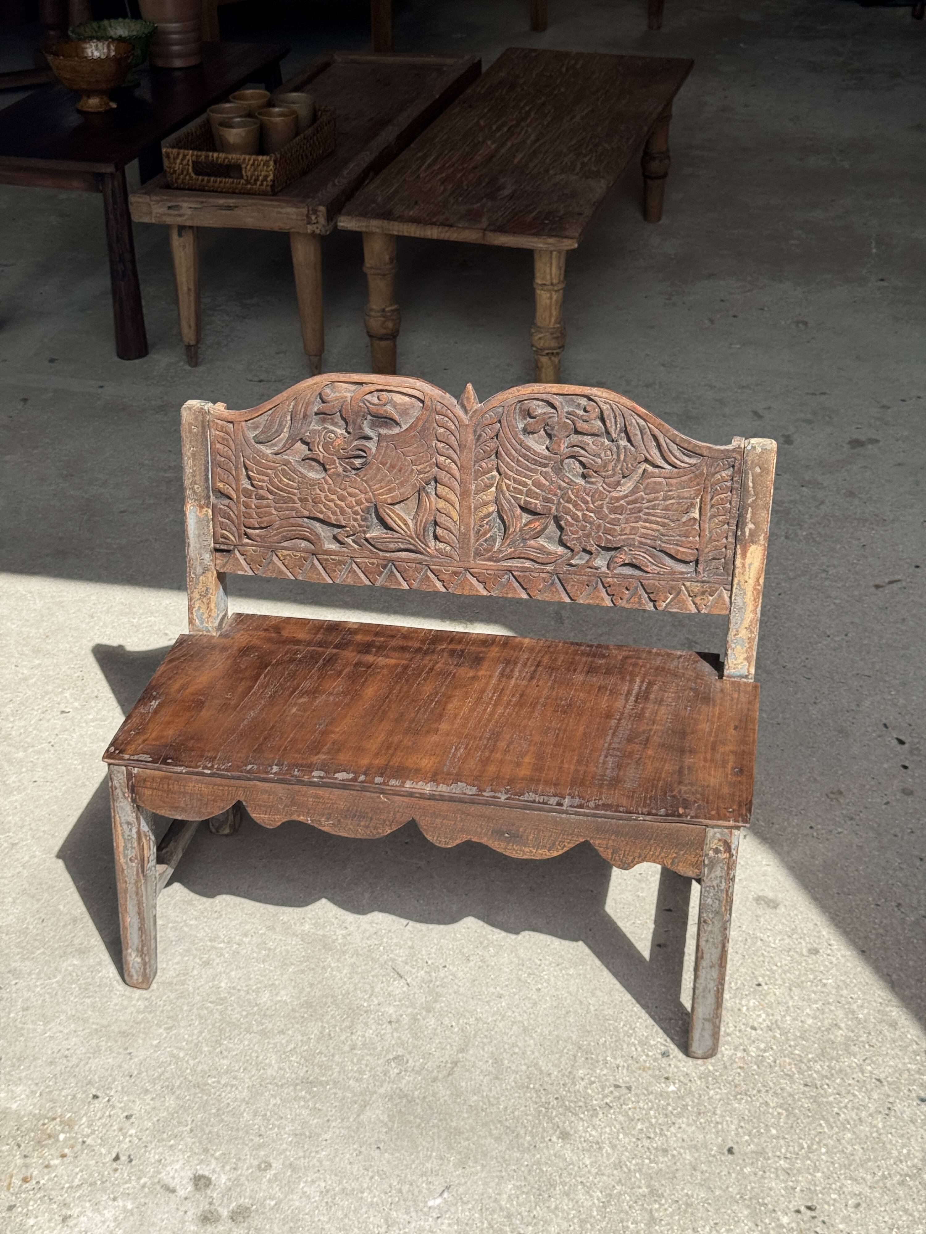 Mini banc à dossier sculpté à motif d'oiseaux stylisés H58 L61