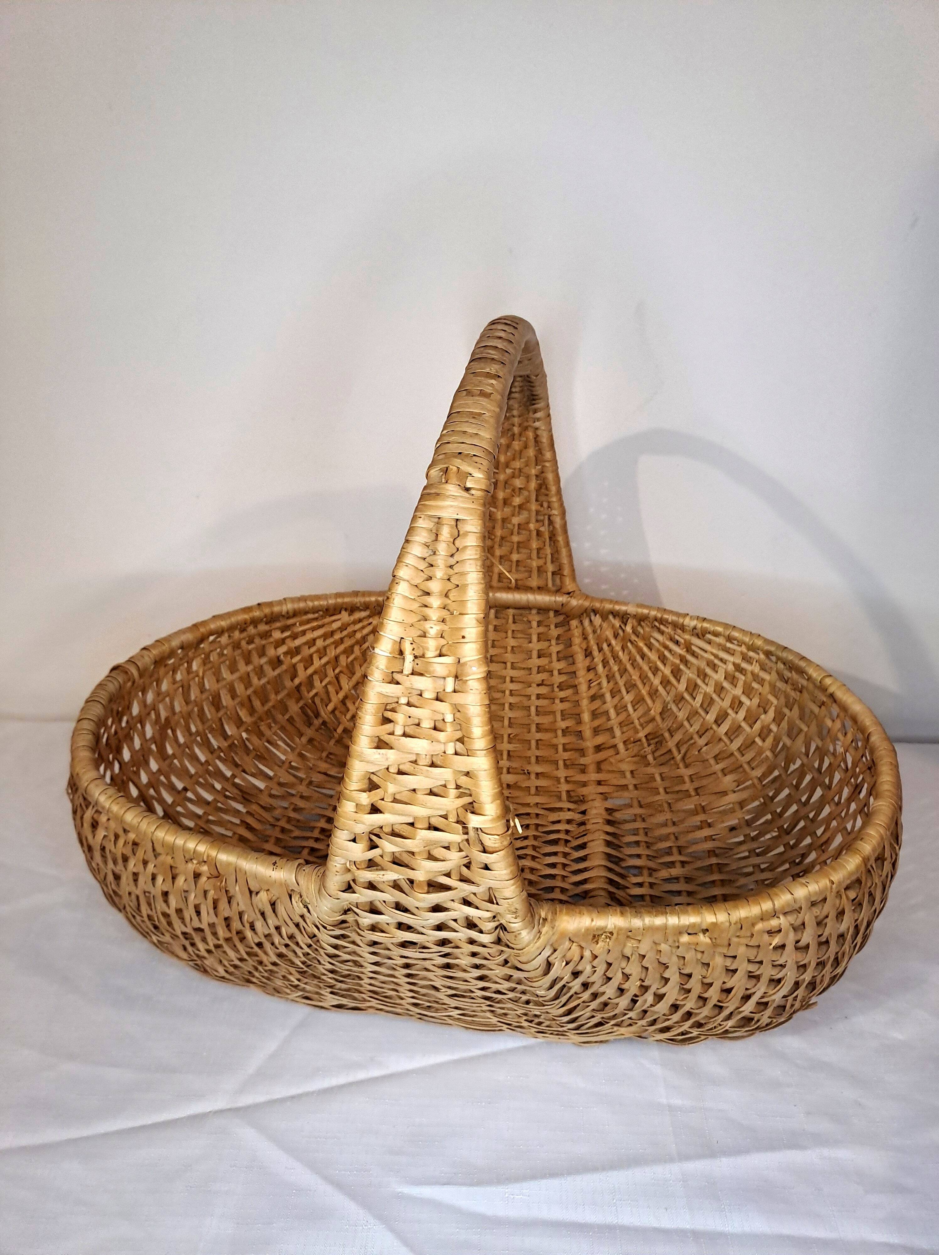 Large vintage light wicker basket – Integrated central handle