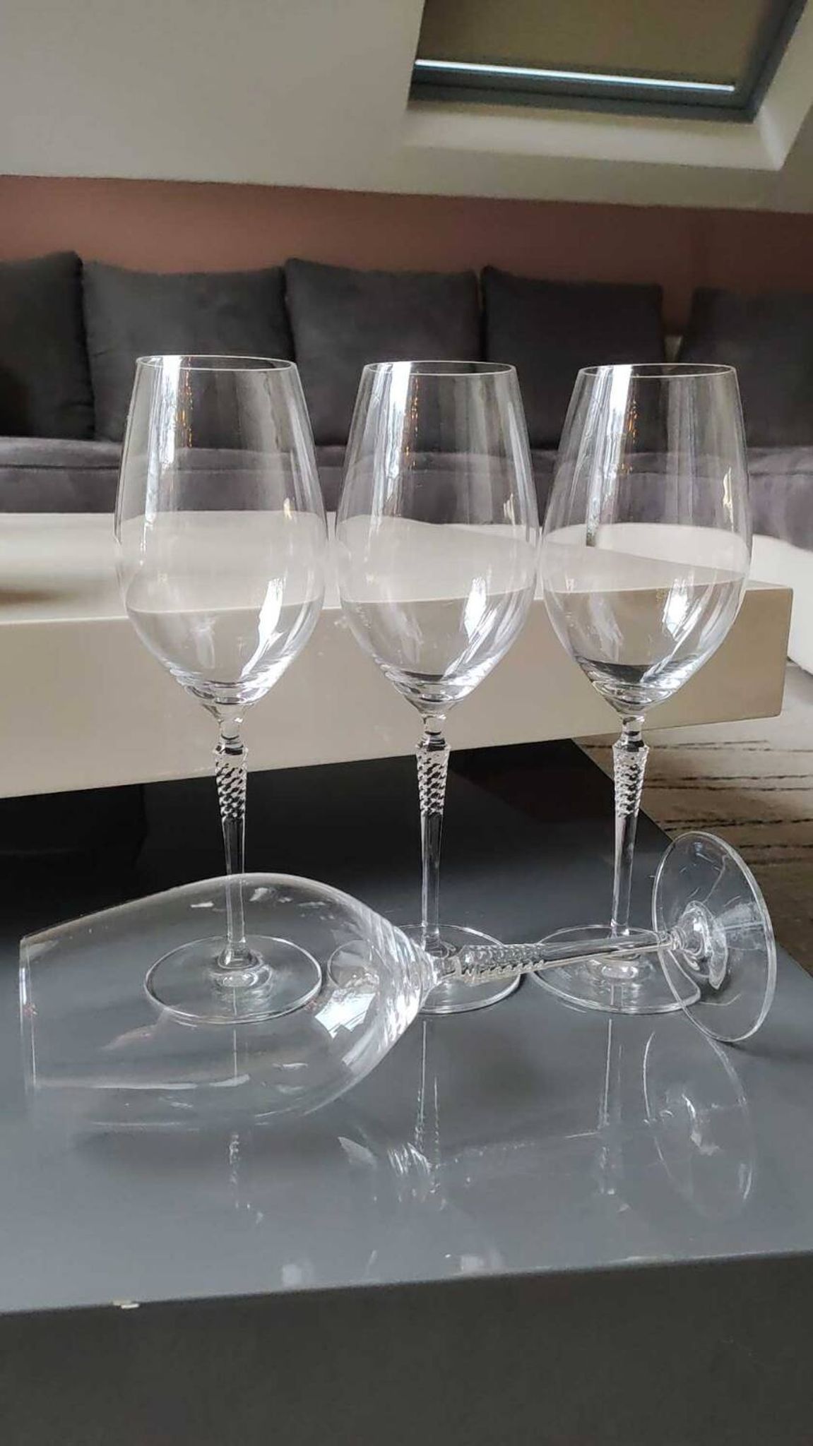 Set of 4 large red wine glasses. With a long twisted stem. Signed Schott Zwiesel. High 27 cm