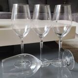 Set of 4 large red wine glasses. With a long twisted stem. Signed Schott Zwiesel. High 27 cm
