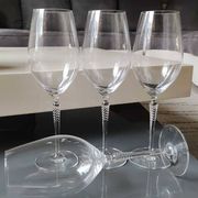 Set of 4 large red wine glasses. With a long twisted stem. Signed Schott Zwiesel. High 27 cm