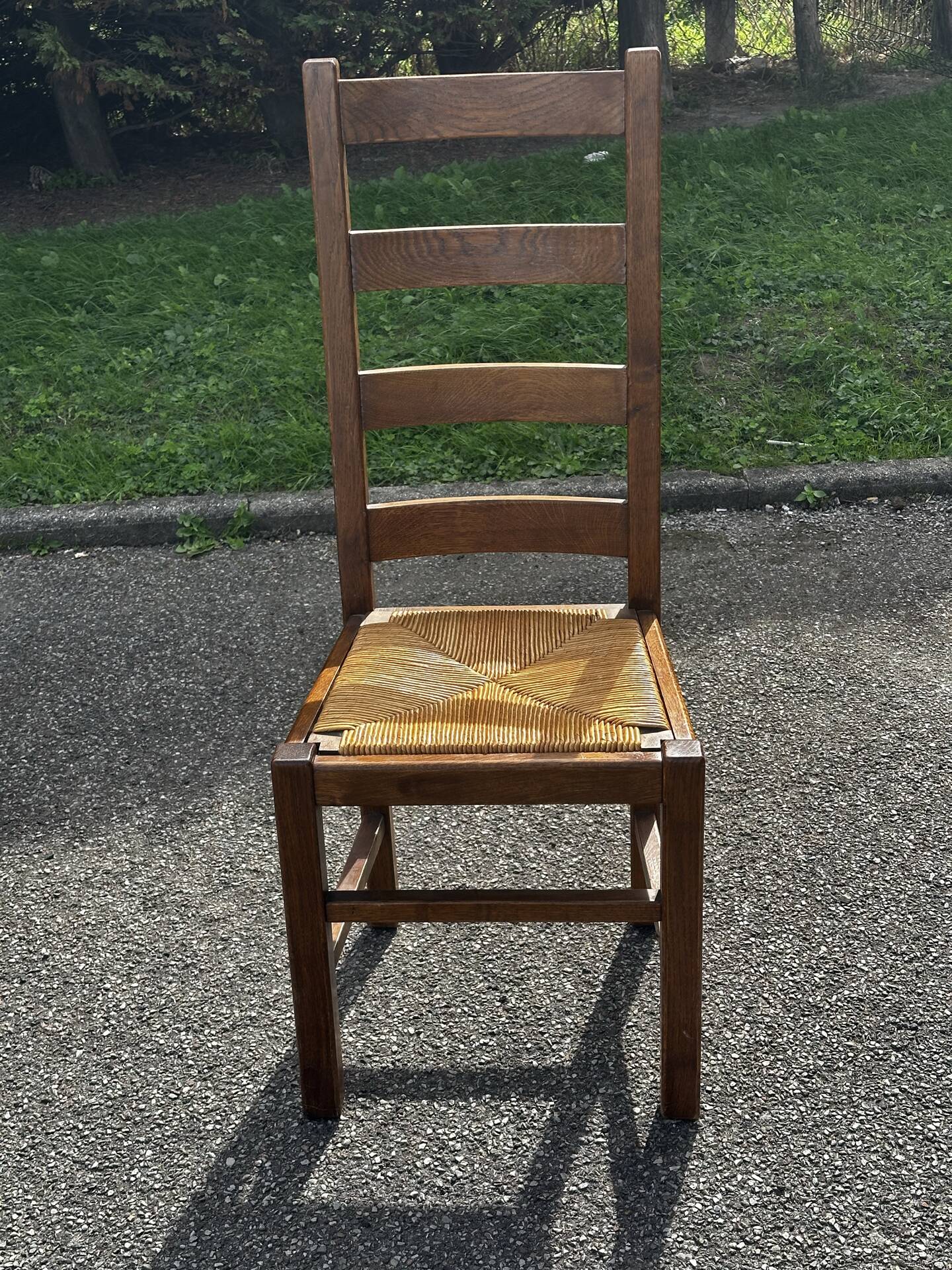 Paire de chaises en chêne et paille – années 50