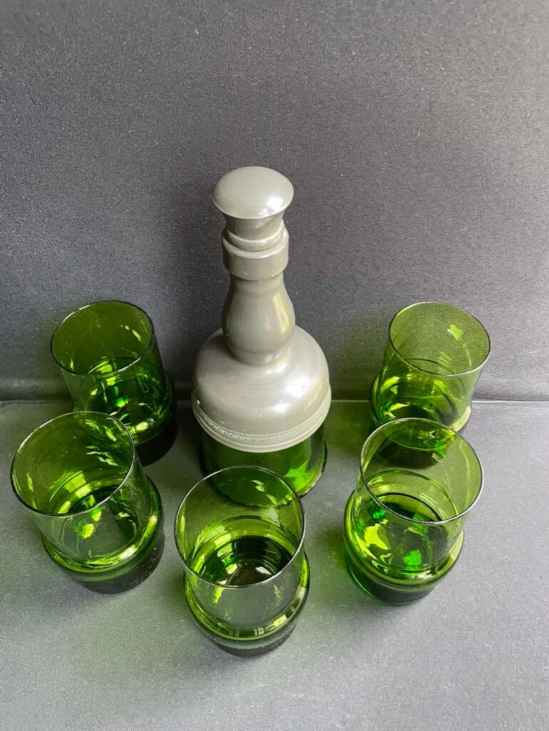 Decanter and 5 crystalline glasses and tin