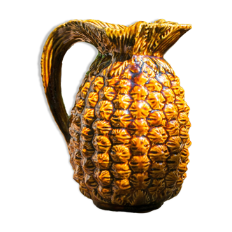 Pineapple pitcher in dabbling