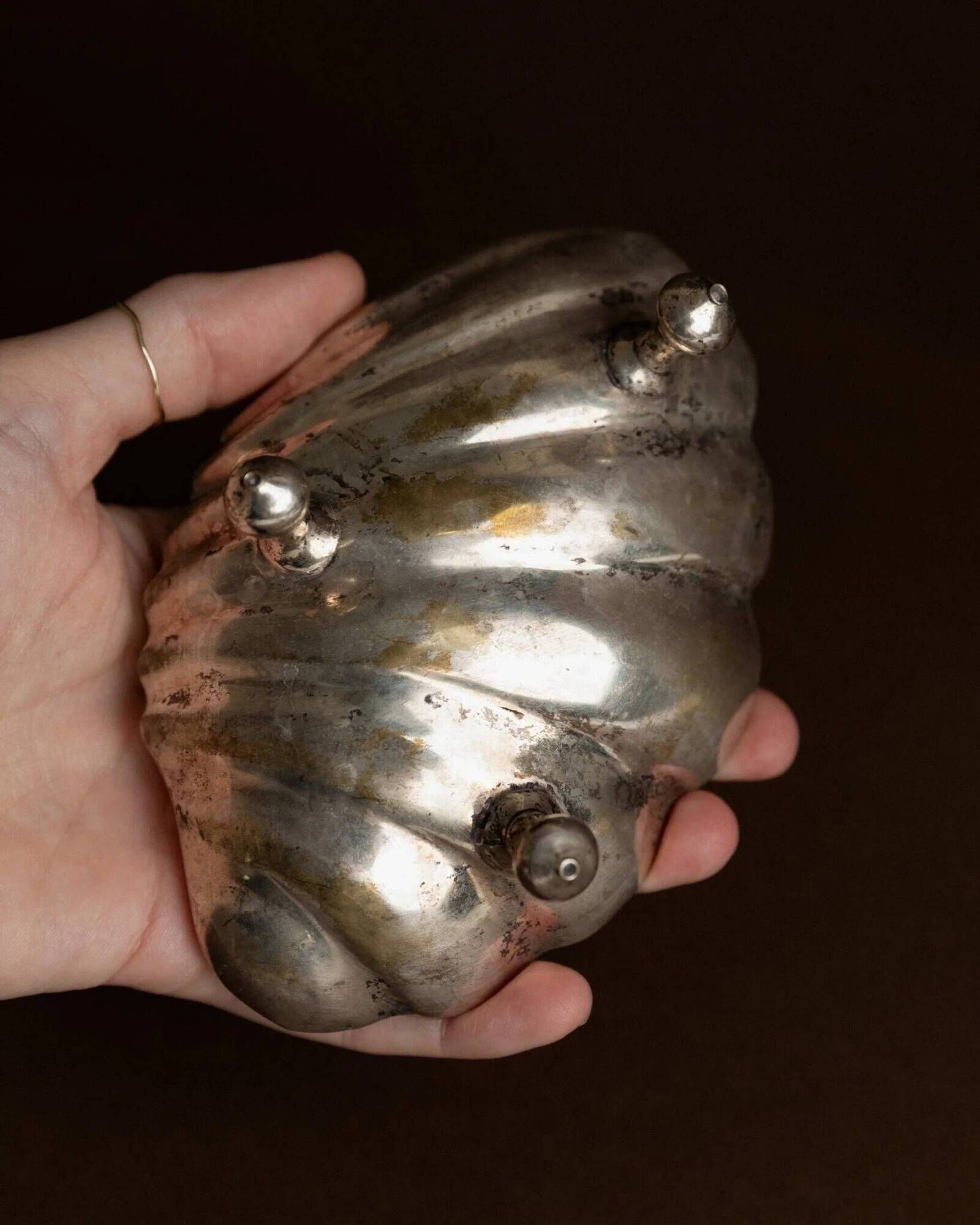 Argent metal ashtray in shell shape with feet – 1960s Italy vintage decor, gift idea for her