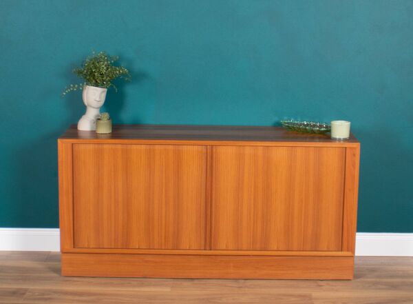Buffet danois à porte tambour en teck rétro danois moderne Poul Hundevad (HU)