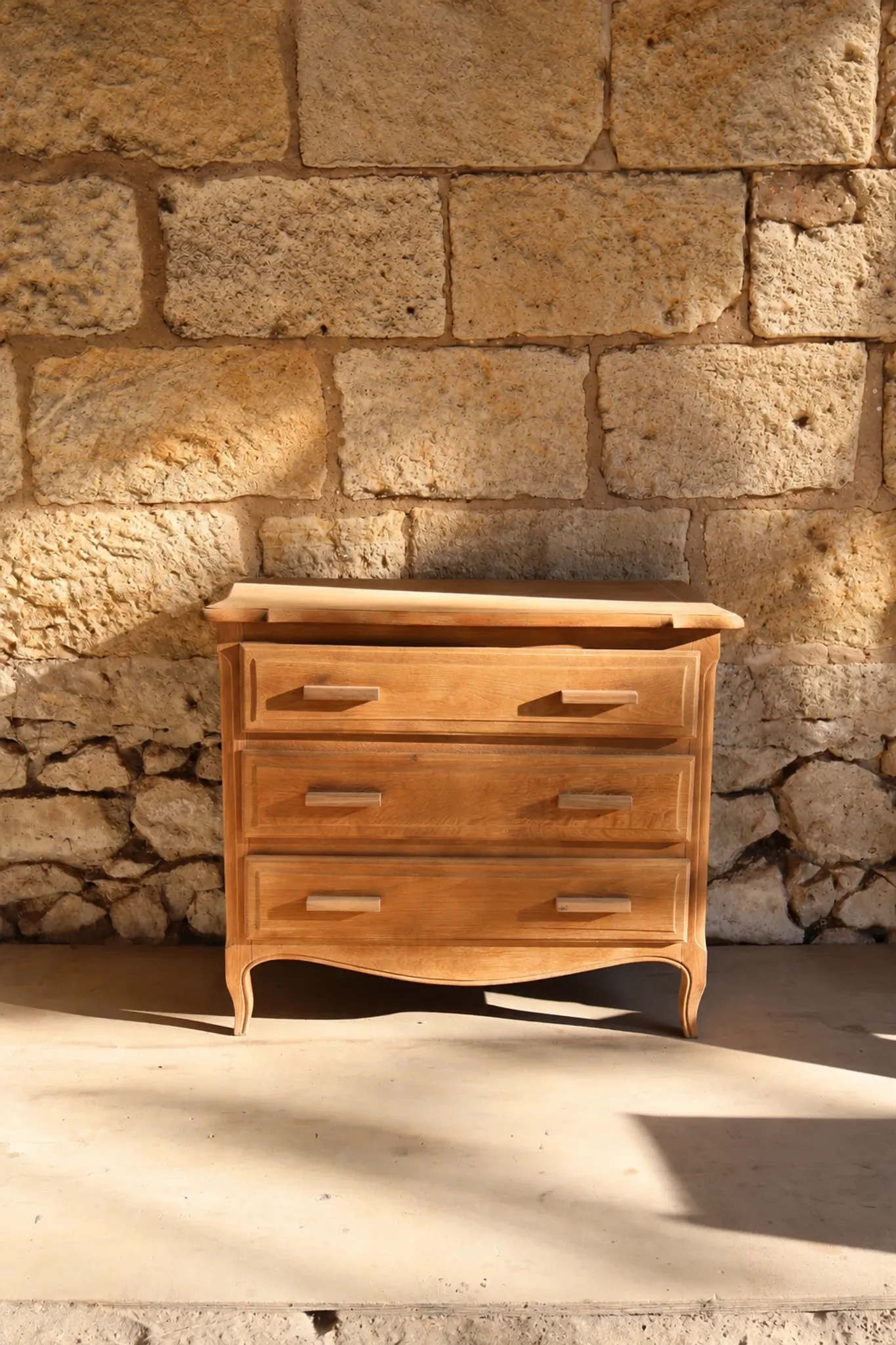 Small antique chest of drawers in light oak – 3 drawers