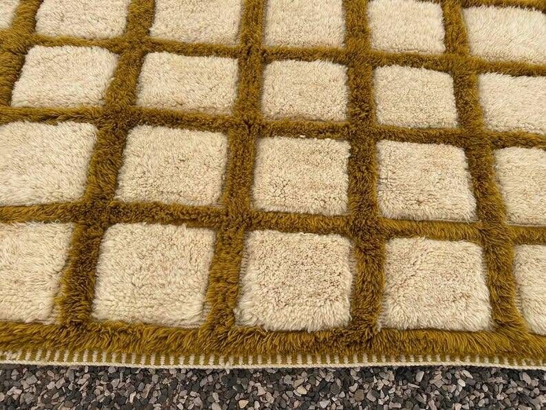 Very large Moroccan Berber rug in ecru and camel 400x300 cm with a grid pattern.