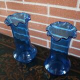 Paire de vases anciens en verre bleu
