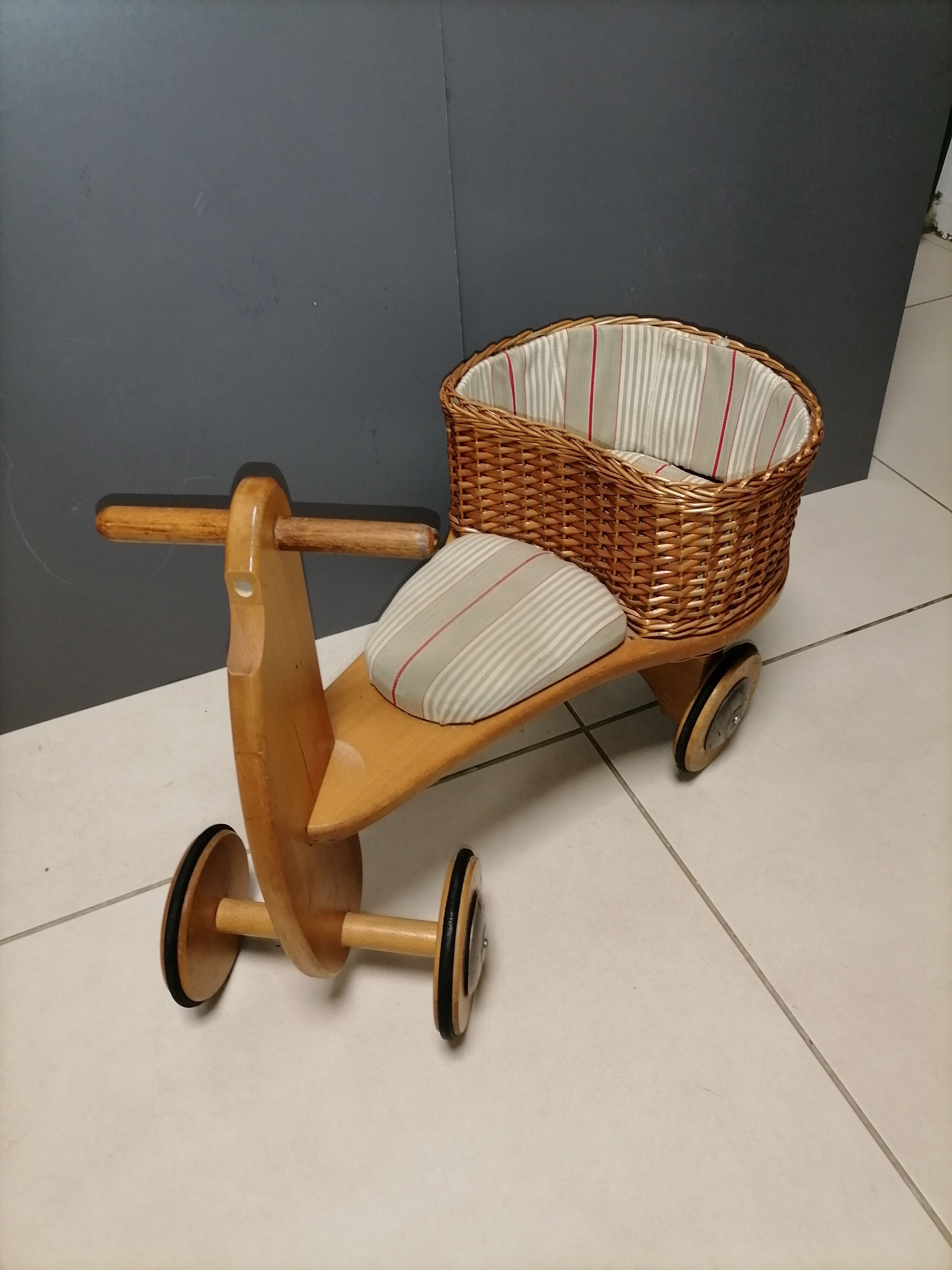 Vintage carrier trotter