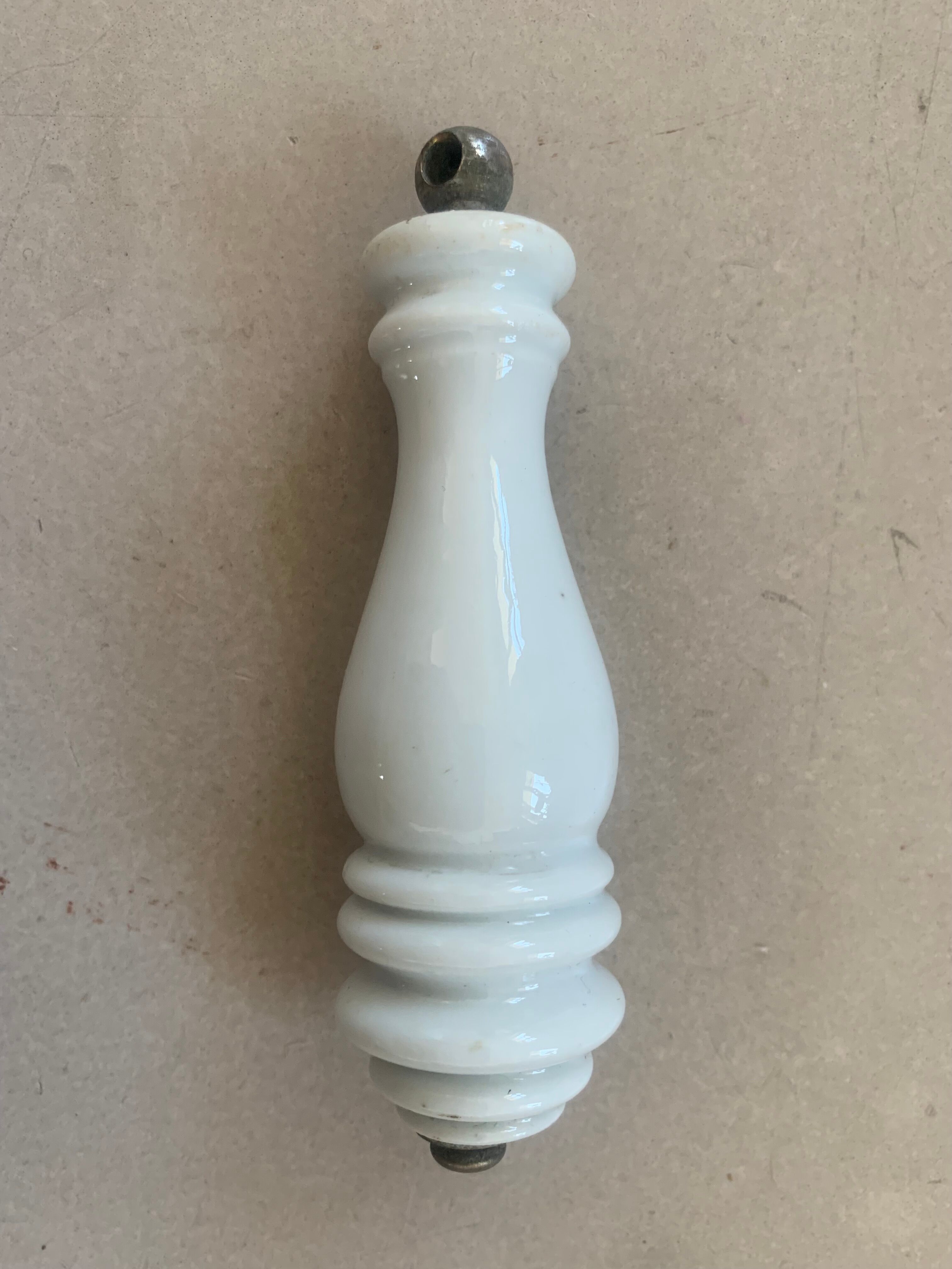 Porcelain handle for toilets