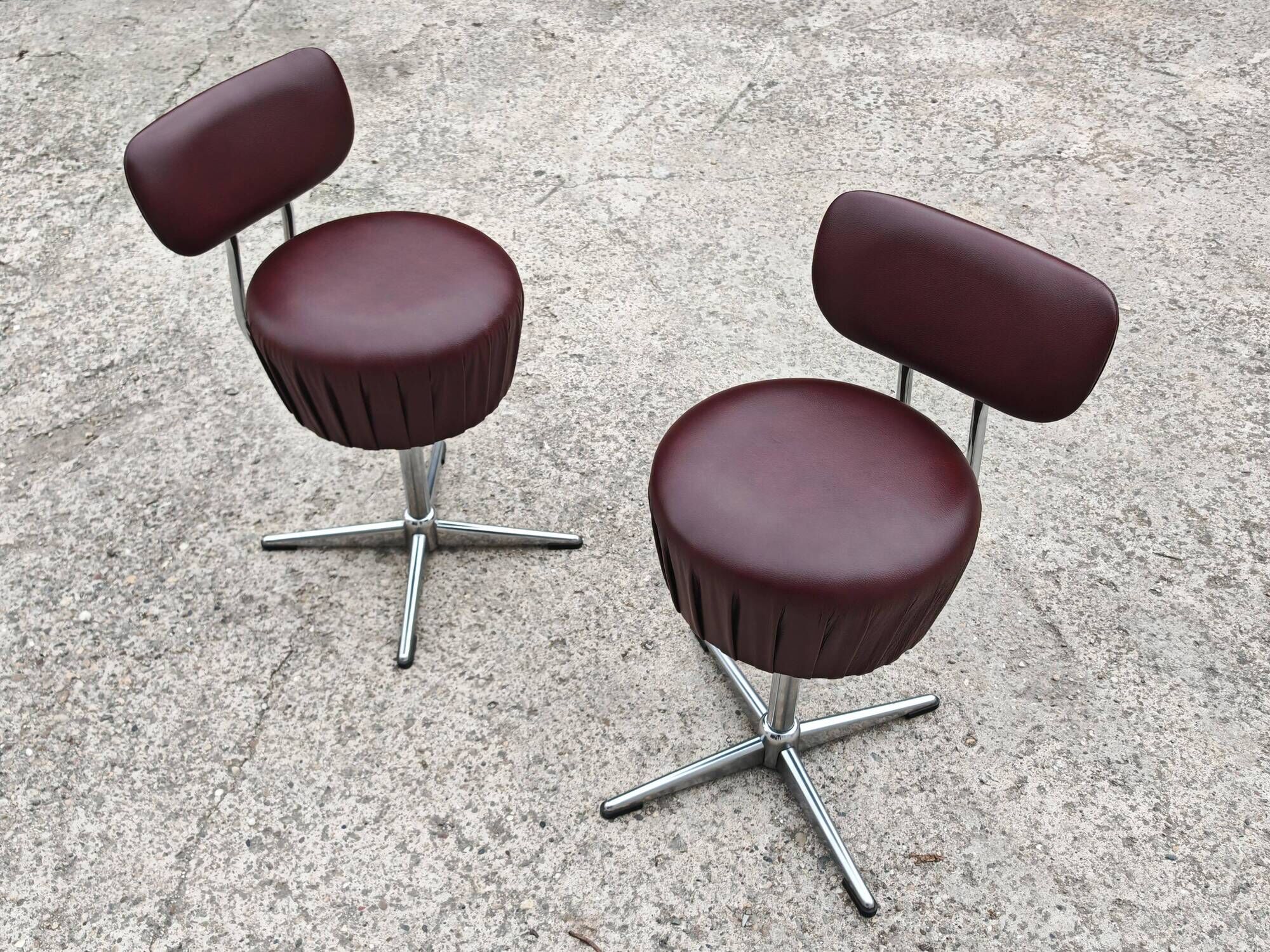 Set of 4 Mid Century Modern swivel chairs in tubular steel and leather.
