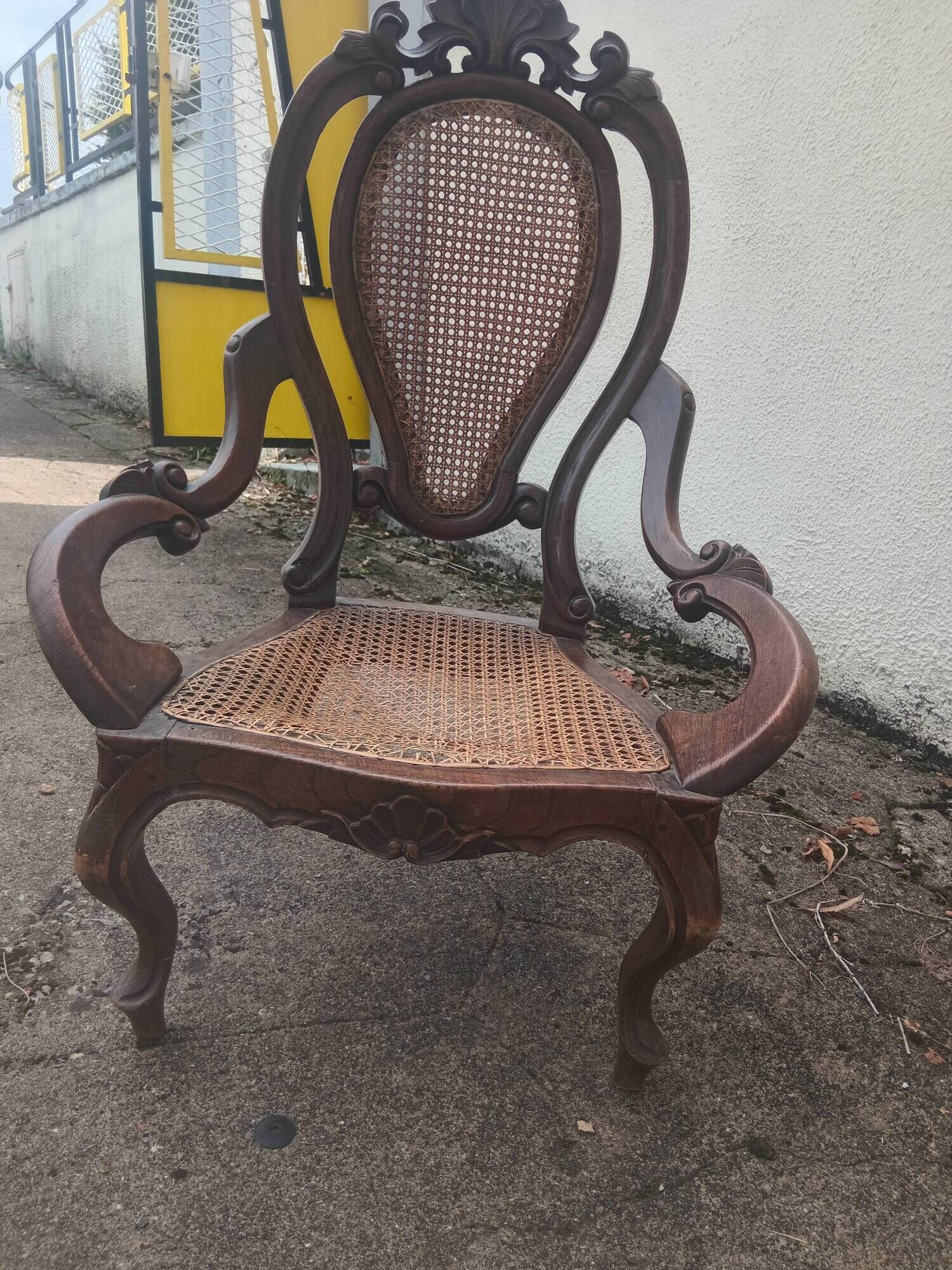 Fauteuil ancien en bois sculpté style Louis XV ou Rocaille