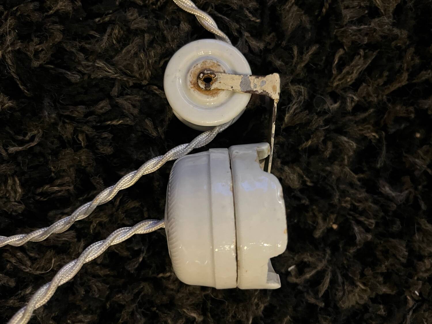 Suspension rises and falls with counterweight in porcelain and opaline