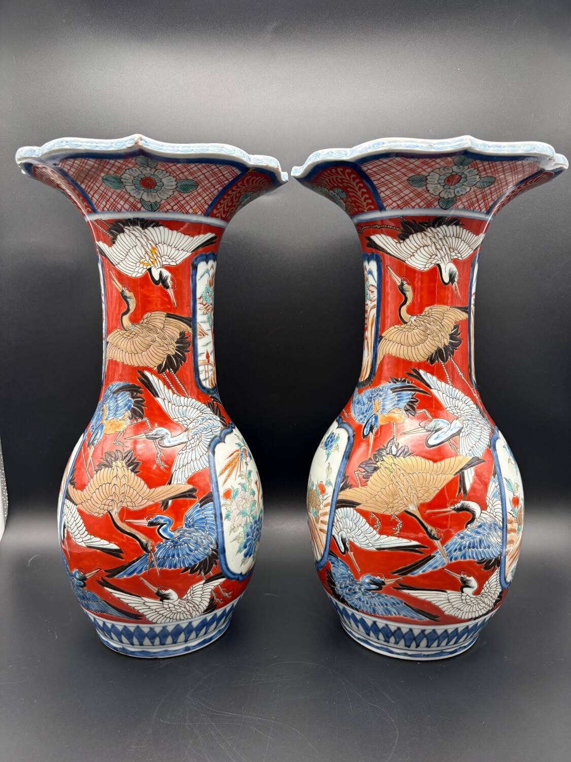 Paire de Vases Cornets Japonais Imari | Décor de Grues & Rouge de Fer