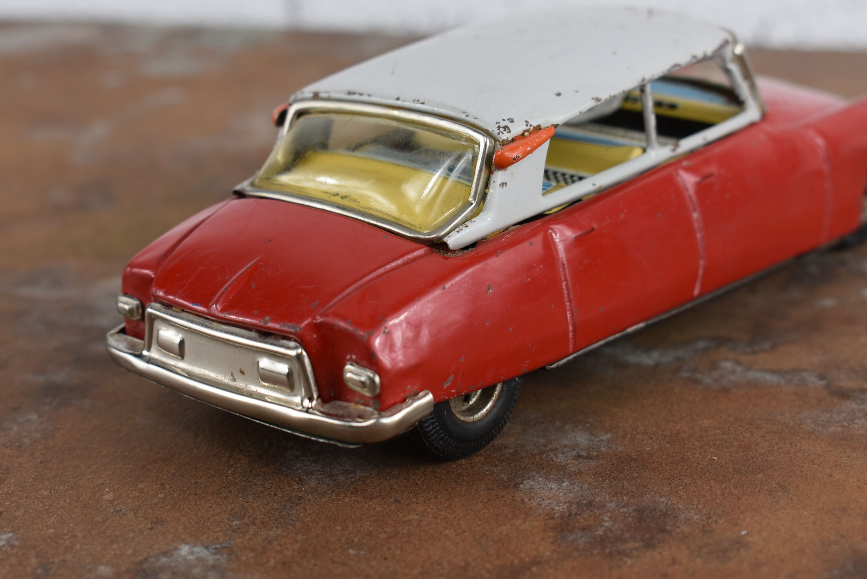 Voiture en tôle Citroën DS jouet ancien 1960
