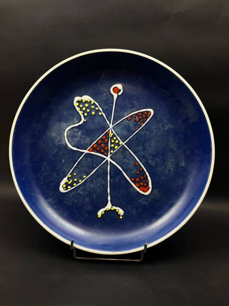 Grand plat décoratif signé André Baud, diamètre 37 cm, décor émaillé