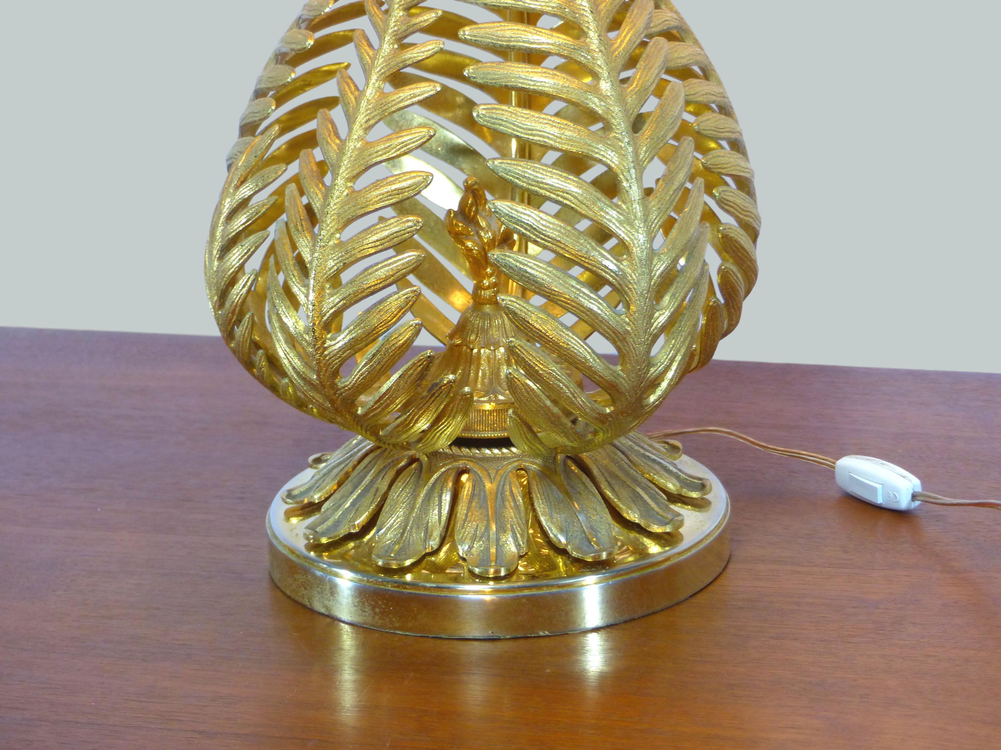 Lampe à poser aux feuillages de fougères dorés