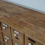 Armoire d'apothicaire allemande antique en pin avec boucliers en émail, années 1900