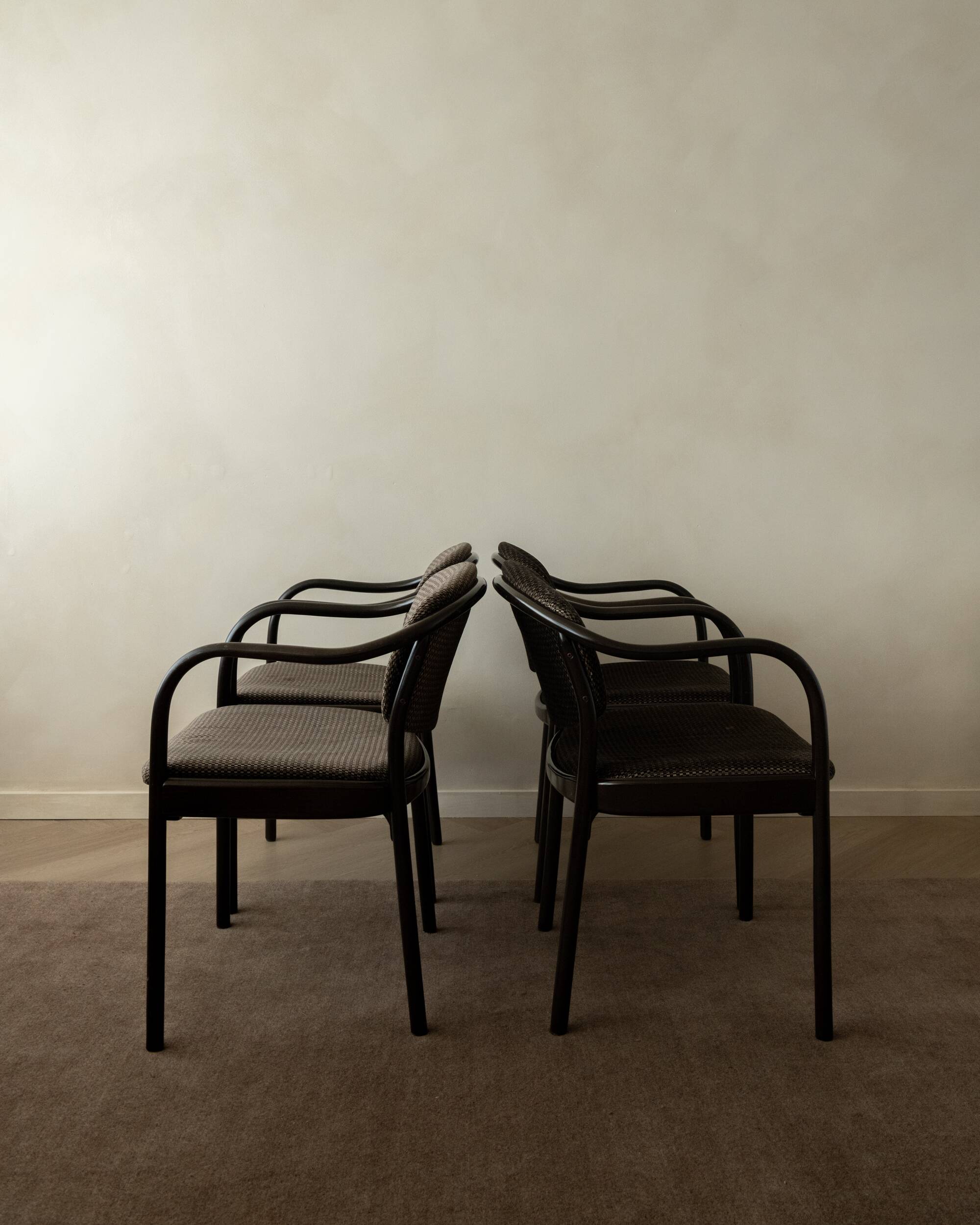 4 chaises de salle à manger postmodernes en bois cintré 235 F par Hartmut Lohmeyer Thonet, années 1980