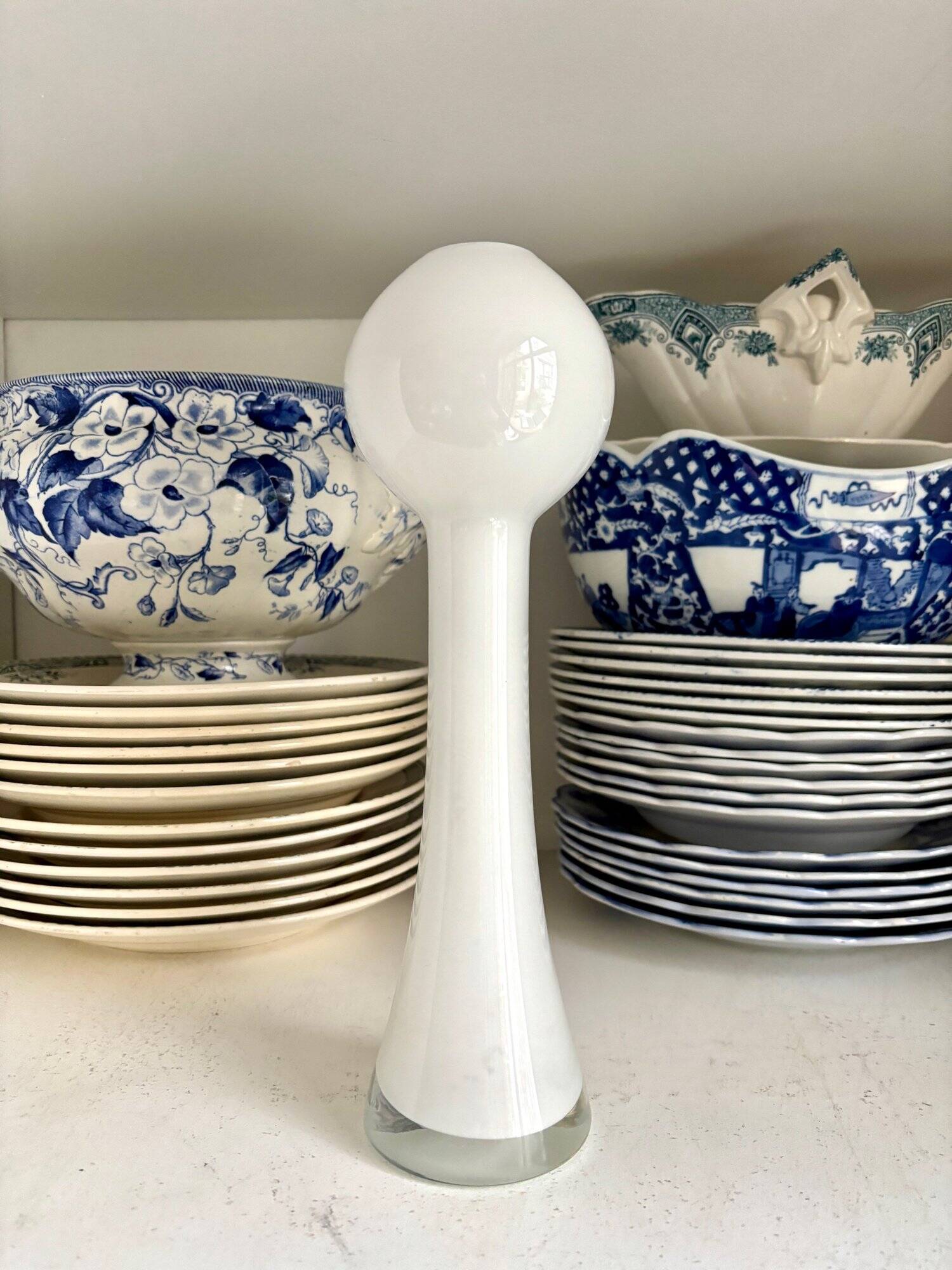 Vase, single-flower vase in white opaline