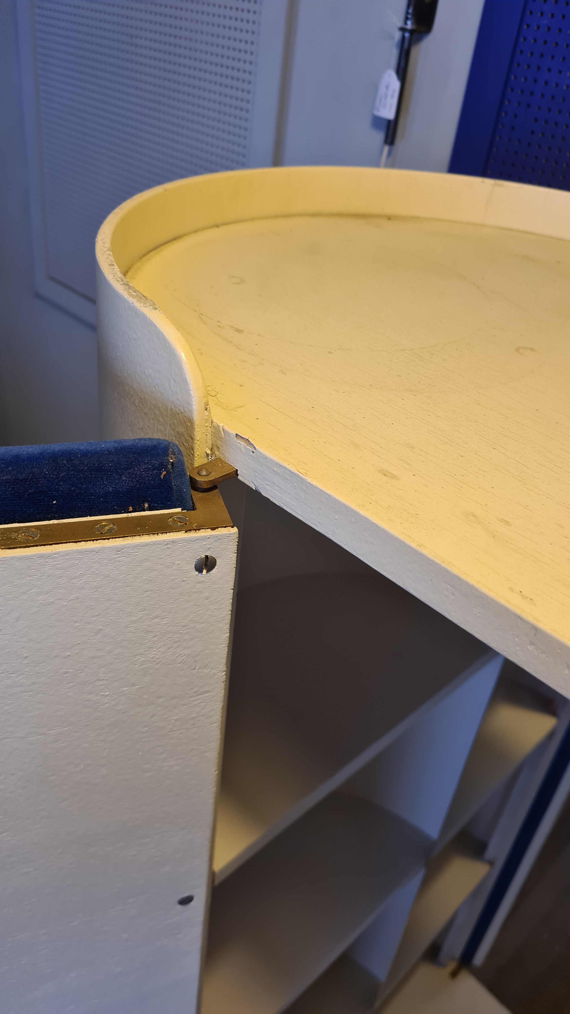 Armoire de jeune fille