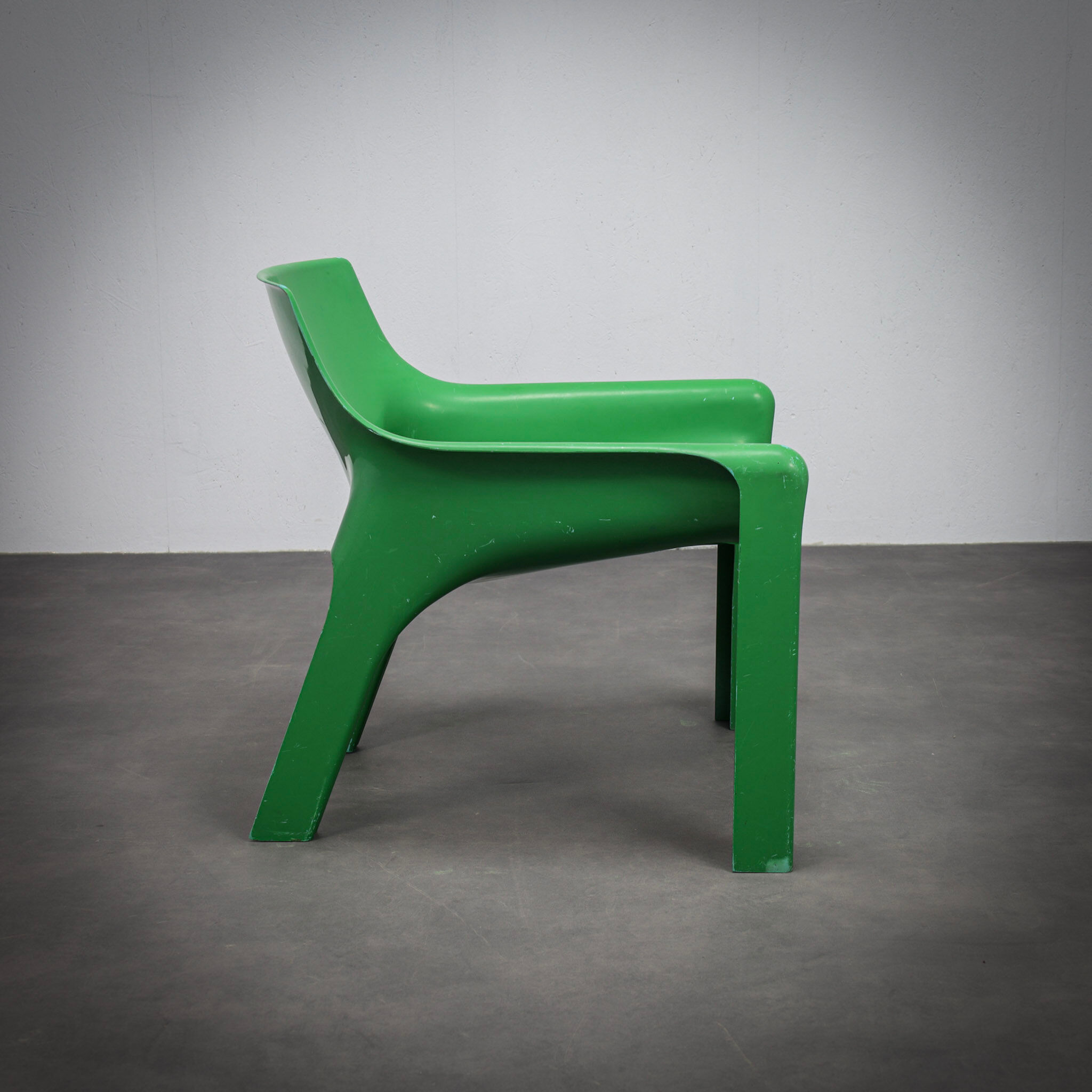 Pair of Vicario armchairs by Vico Magistretti for Artemide, Italy, 1970s.