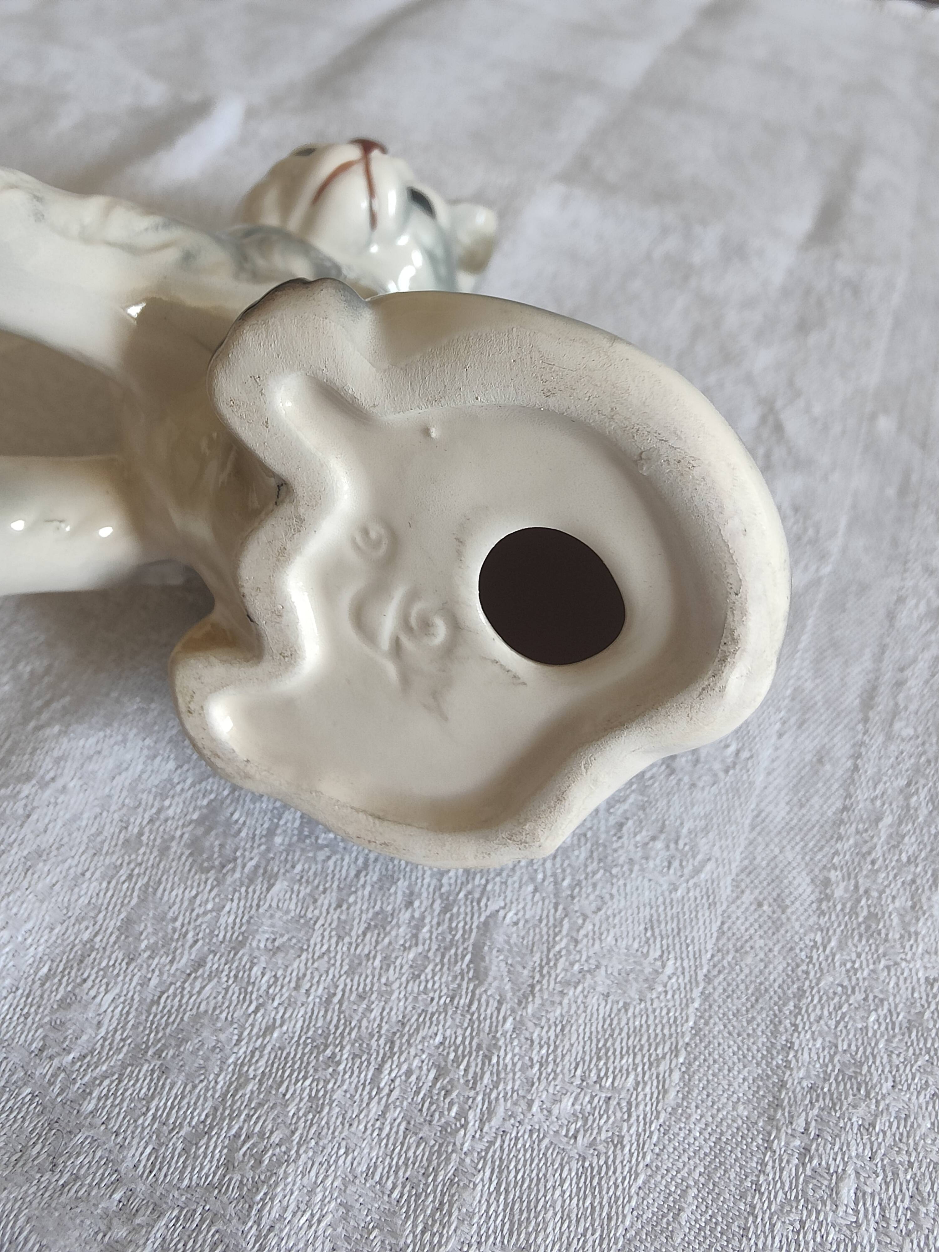 Figurine, Cat statuette, in old 20th century enameled ceramic. Animal figurine, vintage feline