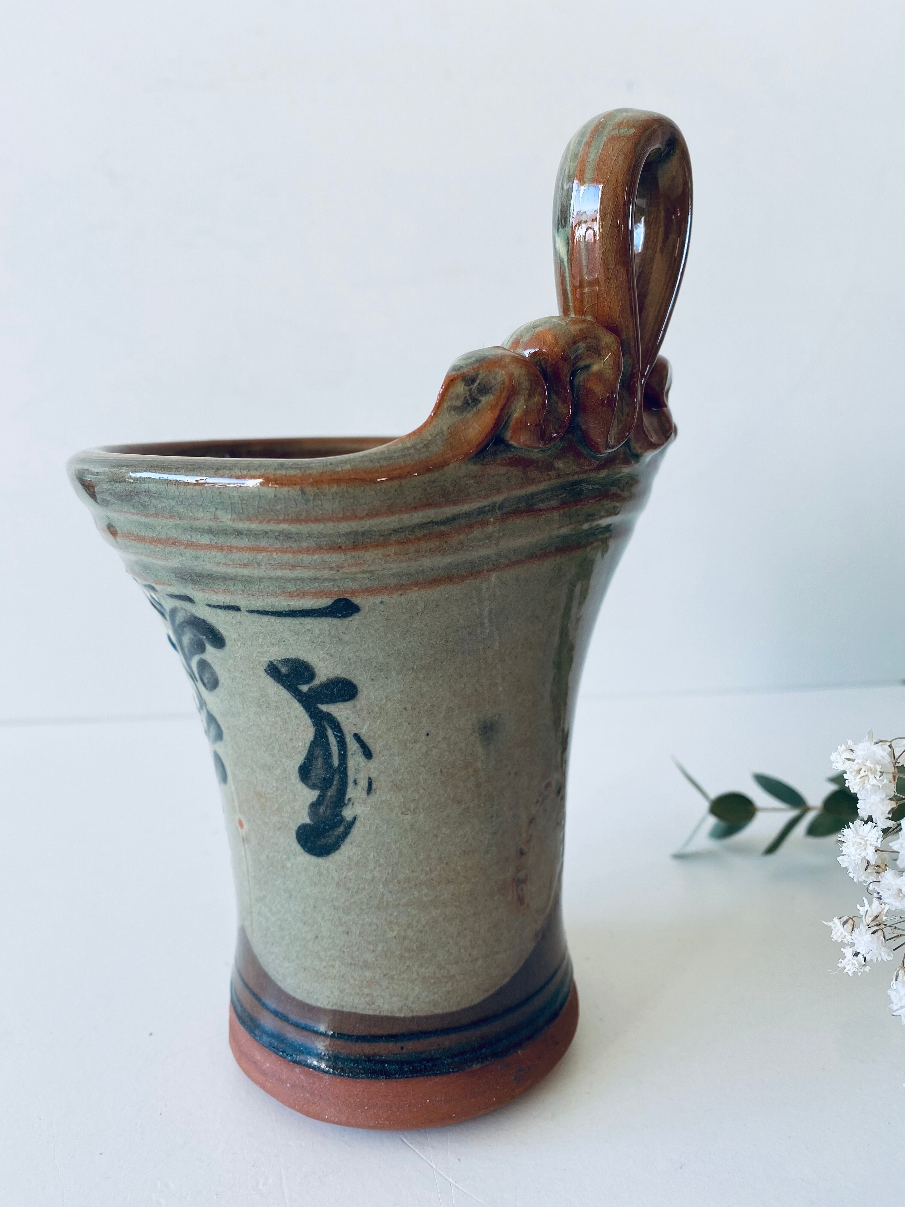 Wall-mounted or laying kitchen pot