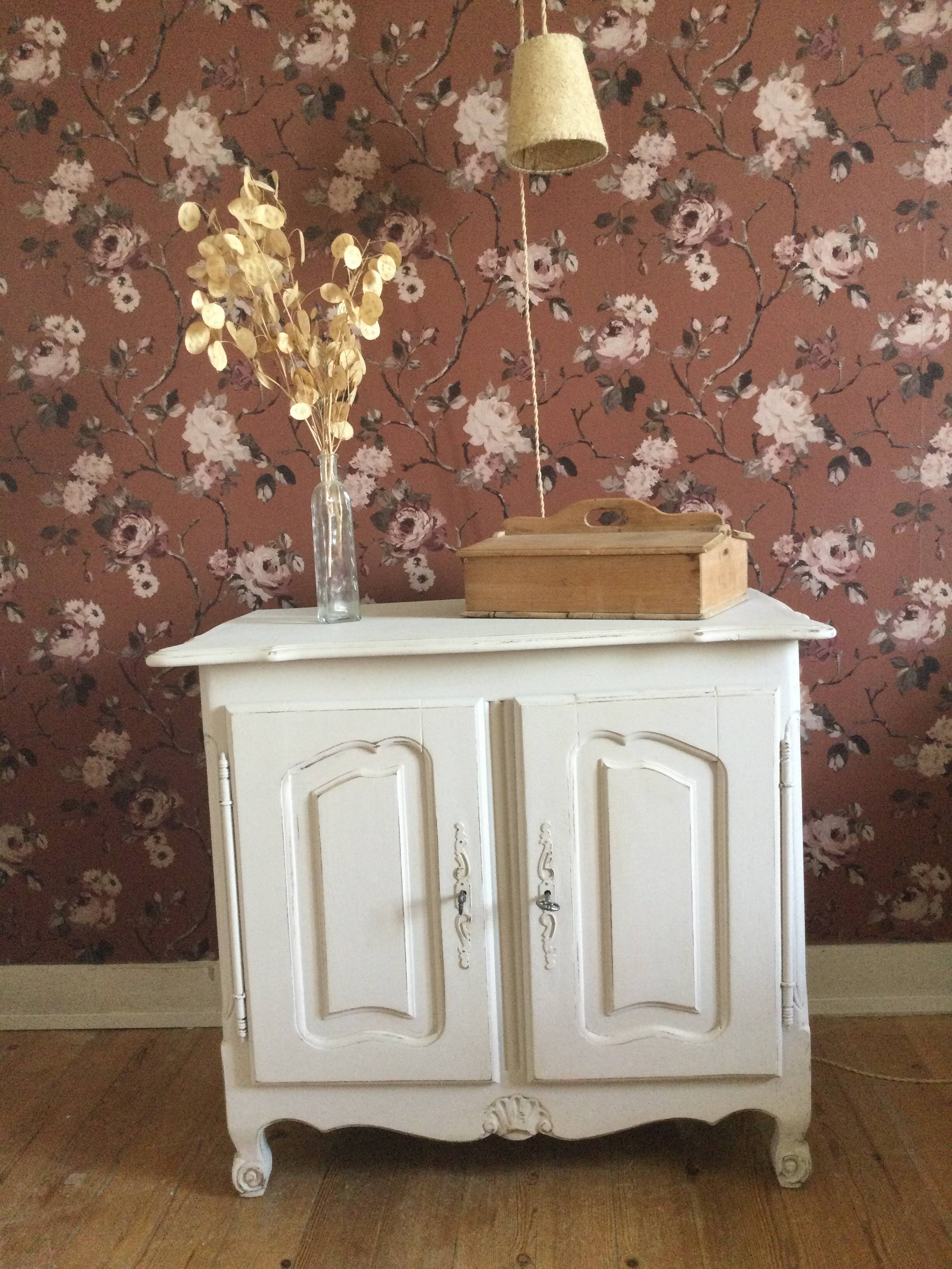 Small low cabinet with 2 doors