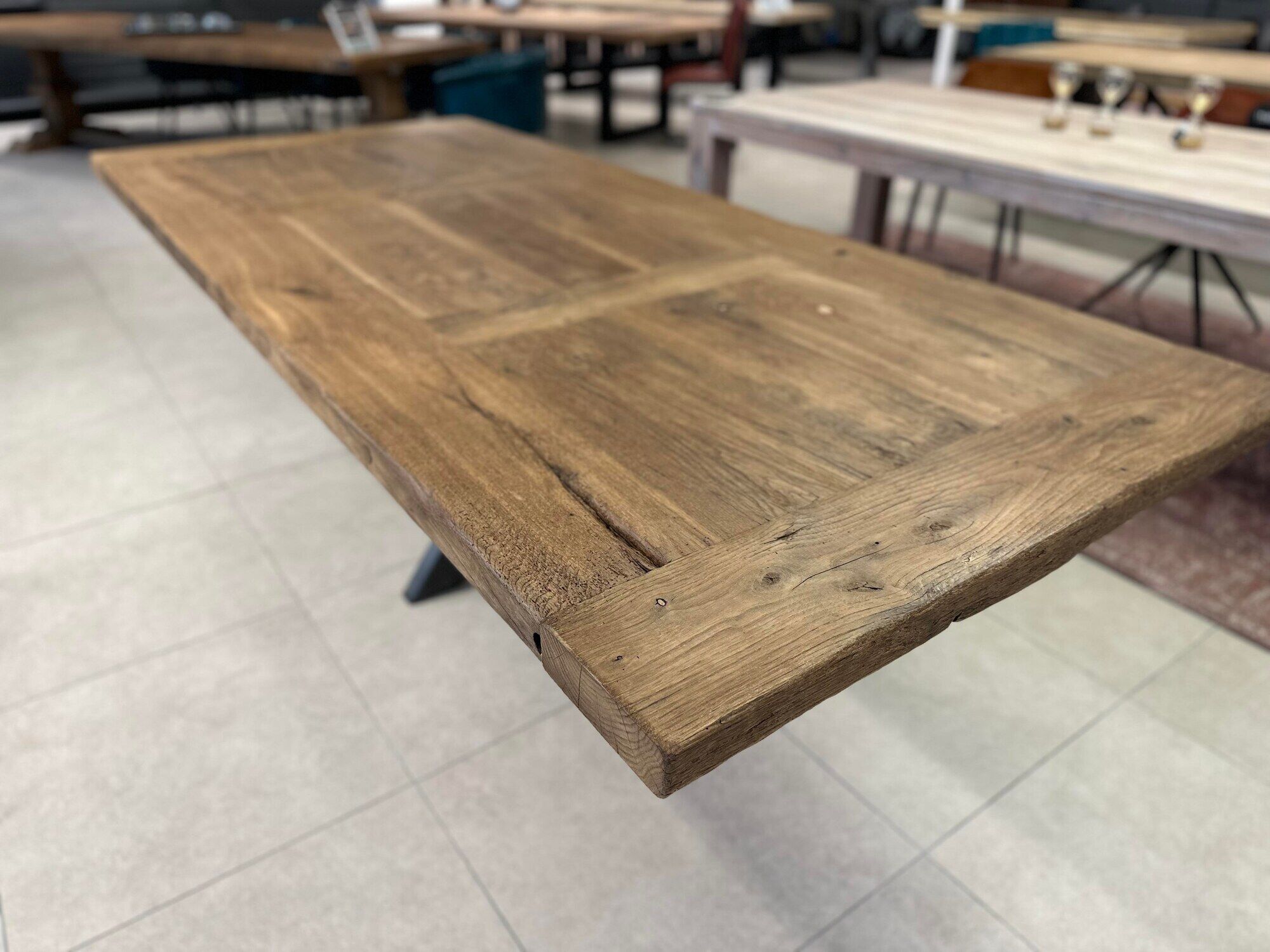 Table solid centenary firm top with matt black metal foot